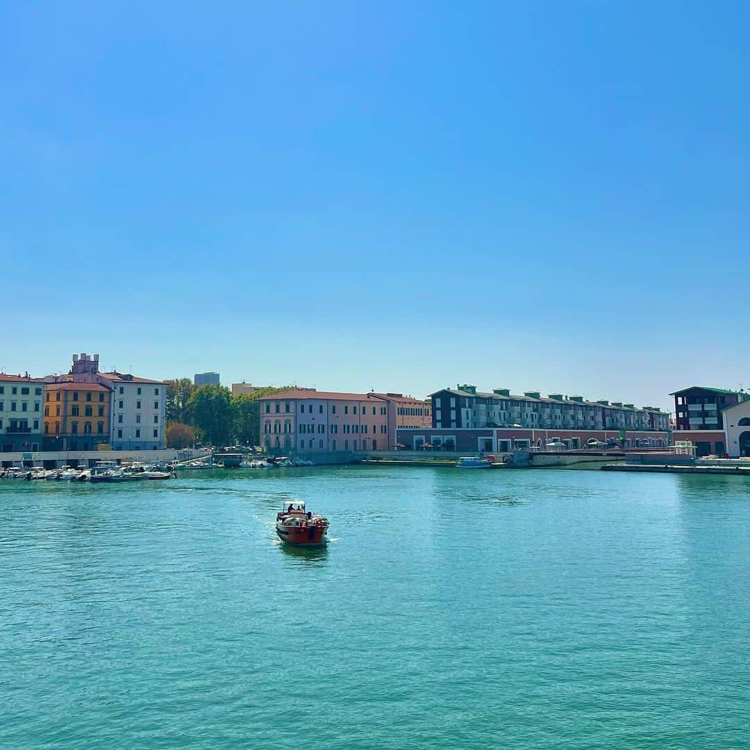 乙武洋匡さんのインスタグラム写真 - (乙武洋匡Instagram)「【#Livorno】ここまでVatican、Romaと訪れたことのある場所が続いていましたが、3ヶ所目の目的地は初めましての港町Livorno。  市場を散策したり、港をブラブラしたり、何より美味しい #シーフード に舌鼓を打ったりと、思いがけず幸福度の高い時間を過ごすことができました。  Firenzeからは鉄道で1時間20分ほど。いつもとは少し違う #イタリア旅行 をしてみたいという方にはオススメかも。  #リヴォルノ #リボルノ #LivornoCity #LivornoMare #Livornogram #ワイン #昼からワイン #白ワイン #ロゼワイン #ワイン好きな人と繋がりたい #港町 #イタリア #イタリア観光 #Italy #Italy🇮🇹 #🇮🇹」8月29日 6時59分 - ototake_official