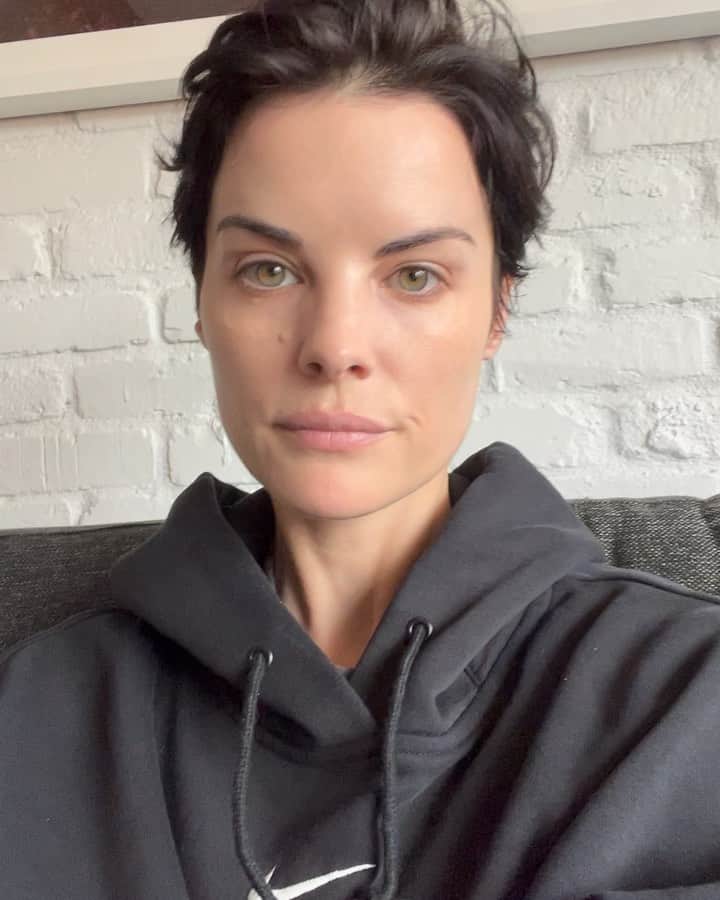 ジェイミー・アレクサンダーのインスタグラム：「⚠️SWIPE FOR WHOLE STORY ➡️」