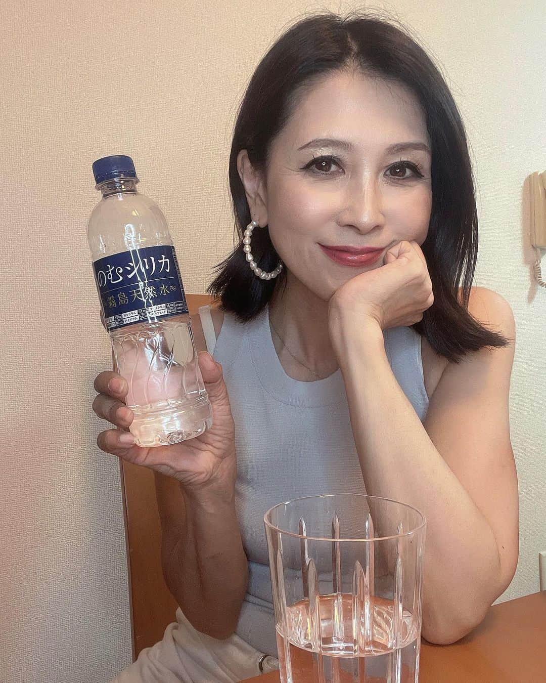 Naoko（なおこ）さんのインスタグラム写真 - (Naoko（なおこ）Instagram)「毎日のこの暑さ。 熱中症対策だけでなく 水分補給は美容の基本。 とにかくわたし 水を飲みます。   水をたくさん飲むと 健康になれるし 水もこだわりがあります。  わたしが愛飲中の 『のむシリカ』は、 中硬水なのに飲みやすくて ミネラルの含有量が多いから 水分補給にぴったりだし 美容にうってつけ！  わたしはジムに持って行くよ。 たまにシリカ仲間いるね😂  のむシリカをトレ持参した日は なんとなく 疲れがたまらない気がする。まじ。 スポーツ時には特におすすめ。  わたしは ケースでまとめて買う。  お得だもん。  #シリカ #シリカ水 #のむシリカ #supported  #ナチュラルミネラルウォーター #霧島天然水 #美容 #ケイ素 #筋トレ女子 #フィットネス女子#フィットネス#Fitness#筋トレ女子と繋がりたい #筋トレ好き#筋トレ好きと繋がりたい#減量 #くびれ#美ボディ #アラフィフ#アラフィフコーデ#ボディメイク #50代#健康 #熊本 #kumamoto  @nomusilica_official」8月29日 7時06分 - smile_naohibi