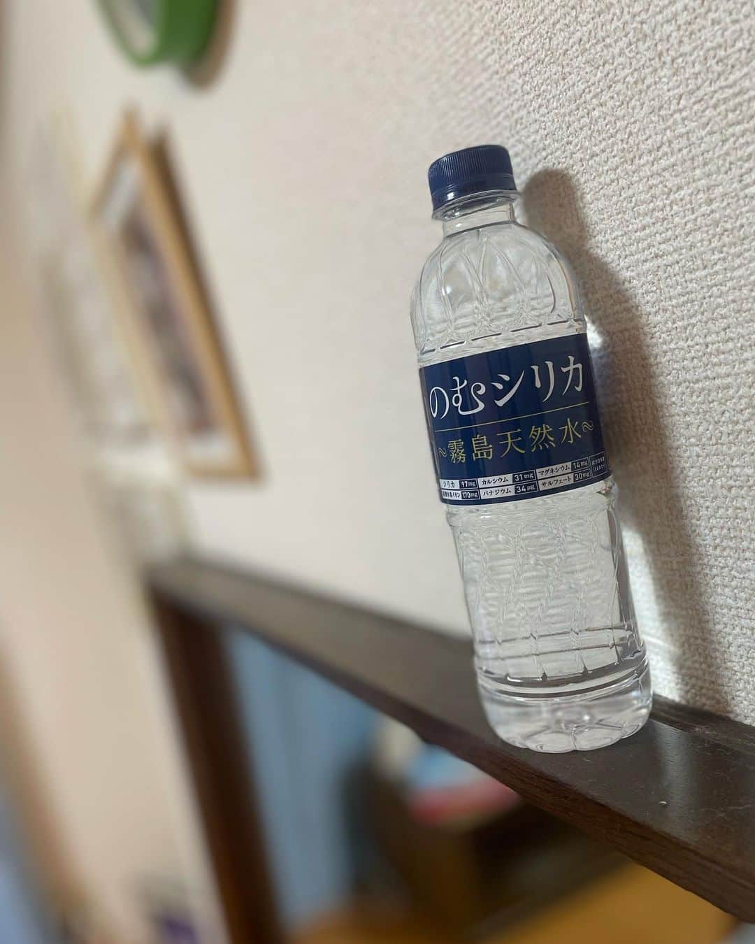 Naoko（なおこ）さんのインスタグラム写真 - (Naoko（なおこ）Instagram)「毎日のこの暑さ。 熱中症対策だけでなく 水分補給は美容の基本。 とにかくわたし 水を飲みます。   水をたくさん飲むと 健康になれるし 水もこだわりがあります。  わたしが愛飲中の 『のむシリカ』は、 中硬水なのに飲みやすくて ミネラルの含有量が多いから 水分補給にぴったりだし 美容にうってつけ！  わたしはジムに持って行くよ。 たまにシリカ仲間いるね😂  のむシリカをトレ持参した日は なんとなく 疲れがたまらない気がする。まじ。 スポーツ時には特におすすめ。  わたしは ケースでまとめて買う。  お得だもん。  #シリカ #シリカ水 #のむシリカ #supported  #ナチュラルミネラルウォーター #霧島天然水 #美容 #ケイ素 #筋トレ女子 #フィットネス女子#フィットネス#Fitness#筋トレ女子と繋がりたい #筋トレ好き#筋トレ好きと繋がりたい#減量 #くびれ#美ボディ #アラフィフ#アラフィフコーデ#ボディメイク #50代#健康 #熊本 #kumamoto  @nomusilica_official」8月29日 7時06分 - smile_naohibi