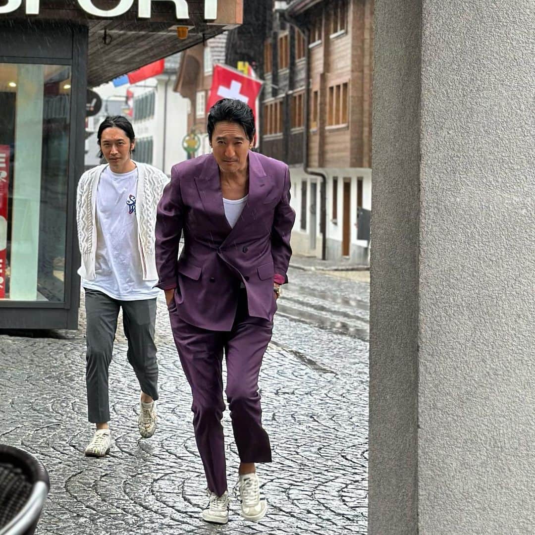 シン・ヒョンジュンのインスタグラム：「태하랑 비 피하러 ☕️」