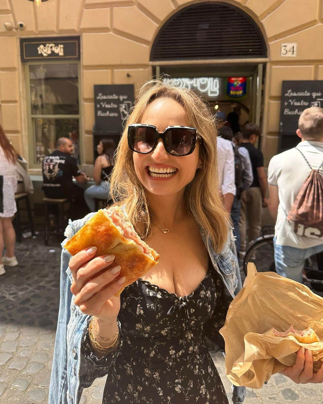 ジャーダ・デ・ラウレンティスのインスタグラム：「My love for Pizza Bianca with Mortadella from @rosciolisalumeria, documented over the years 😂 Always my first stop when I get to Rome. Who has been??   https://giadzy.com/blogs/tips/the-first-thing-giada-eats-in-rome」