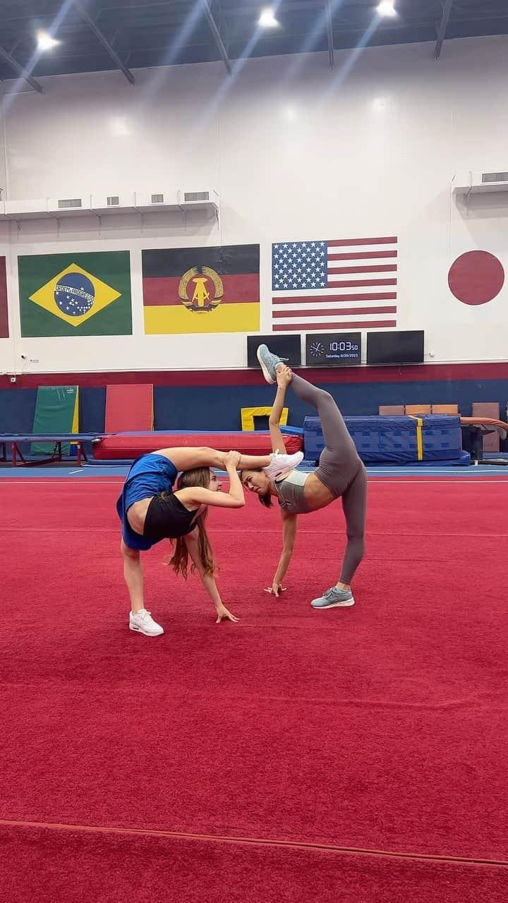 篠原枝令菜のインスタグラム：「Us after a full day of filming!! 😮‍💨 @annaemcnulty   #flexibility #rhythmicgymnastics #contortion」