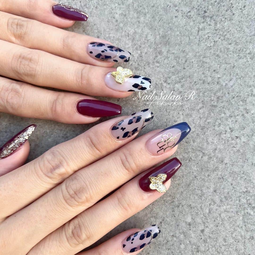 のインスタグラム：「OS生が今月も♥️ "meg先生のレオパ"とオーダー頂いたので🐶 . 使用カラー▶︎ @edit.gel 701,717,56,52,716,002 すべてedit.にて🥴🫶 . @sonail_foryou ×megコラボからは バタフライをチョイスー！ ナナメに装着するのが可愛いですよ😙 . #nail#nailart#nailist#nailis#instanails#gel#gelnail#gelart#ネイル#ネイルアート#ネイリスト#ネイルサロン#ジェル#ジェルネイル#ネイルサロン#個性的ネイル#トレンドネイル#キラキラネイル#ロングネイル#大人ネイル#キレイめネイル#네일#네일스타그램#네일아트#美甲設計#美甲#秋ネイル」