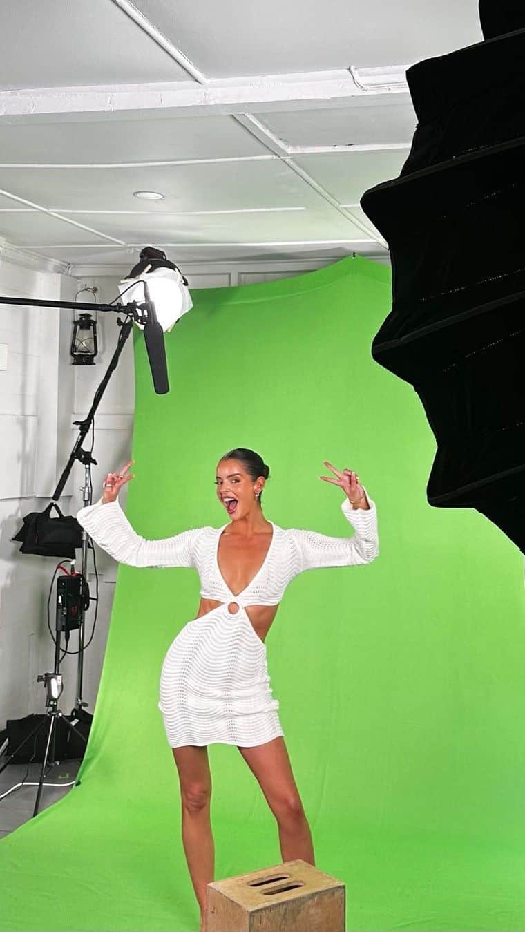 Beginning Boutiqueのインスタグラム：「The beautiful @maurahiggins wears our Alitzia White Knit Long Sleeve Mini Dress on the set of @loveislandusa 🤍✨」
