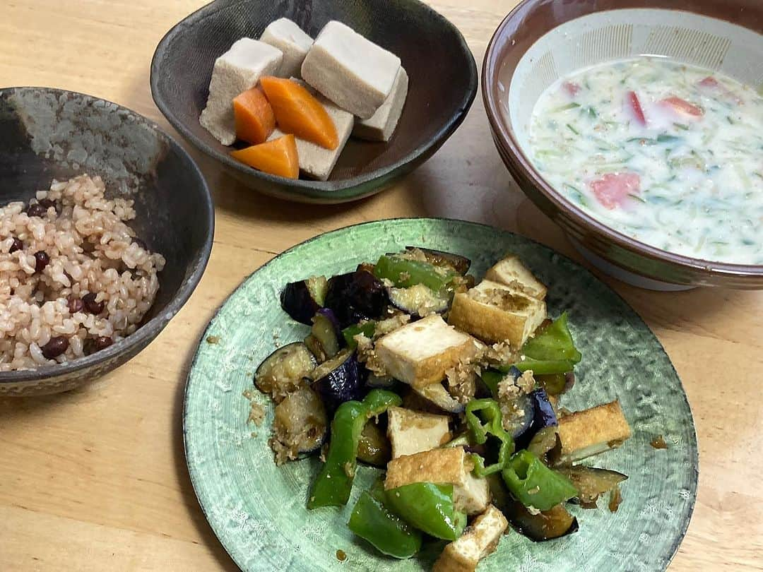 柳家さん生さんのインスタグラム写真 - (柳家さん生Instagram)「8/29長屋の朝ご飯 厚揚げ茄子のたっぷり生姜味噌炒め トマト胡瓜冷やし胡麻豆乳汁 高野豆腐甘煮 玄米あずきご飯🍚」8月29日 7時12分 - waraiguma1957