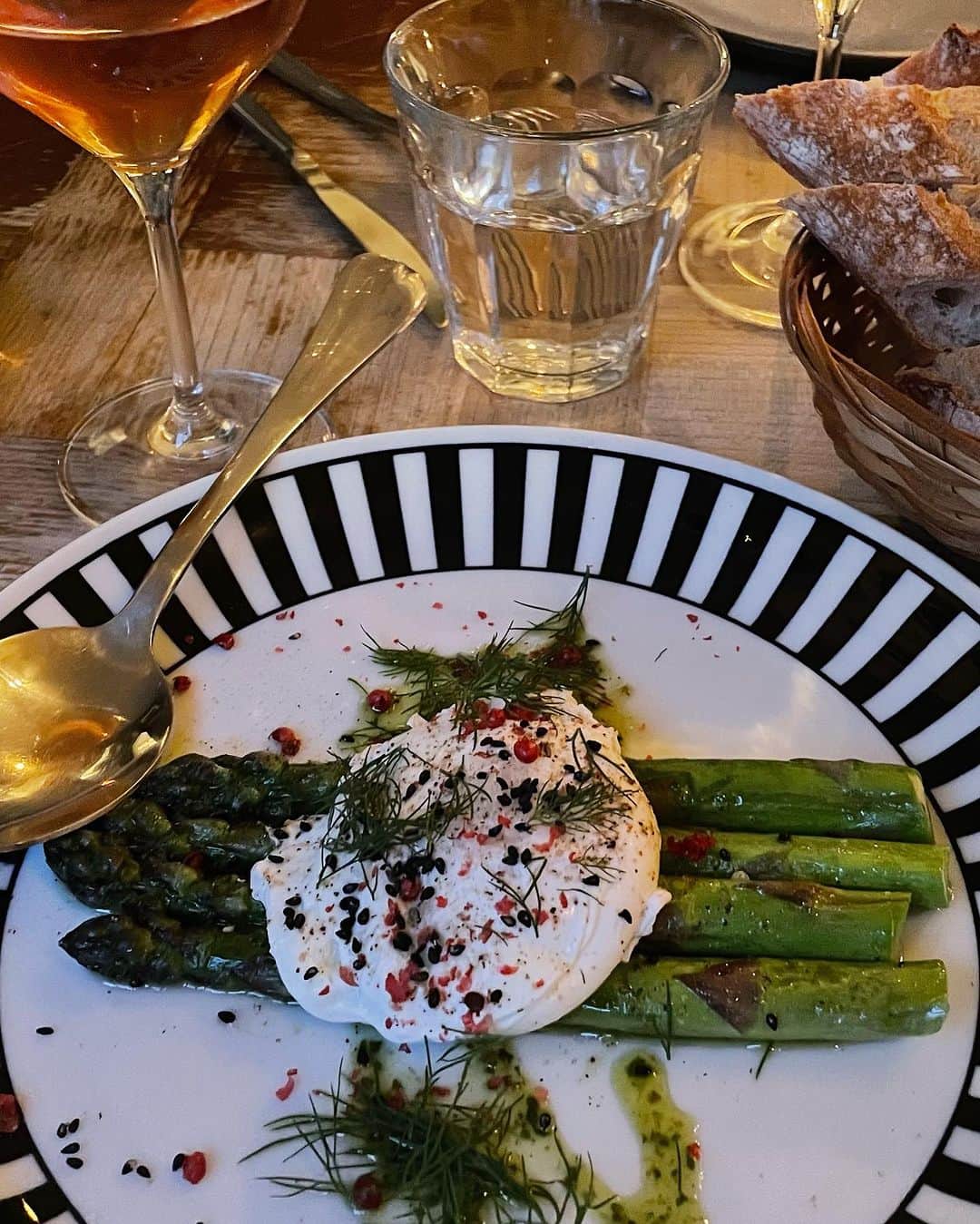 真藤舞衣子のインスタグラム：「先々週末からずっとおウチごはんだったので、過去の美味しいもの写真を見返すと、まだアップしてないのがあったなあと、いきなりPARIS日記。 日本人経営でナチュラルワイン多めのビストロはお料理も日本人好み😊ゆったりまったりと飲めて居心地がいい🍷  #マイマイPARIS」