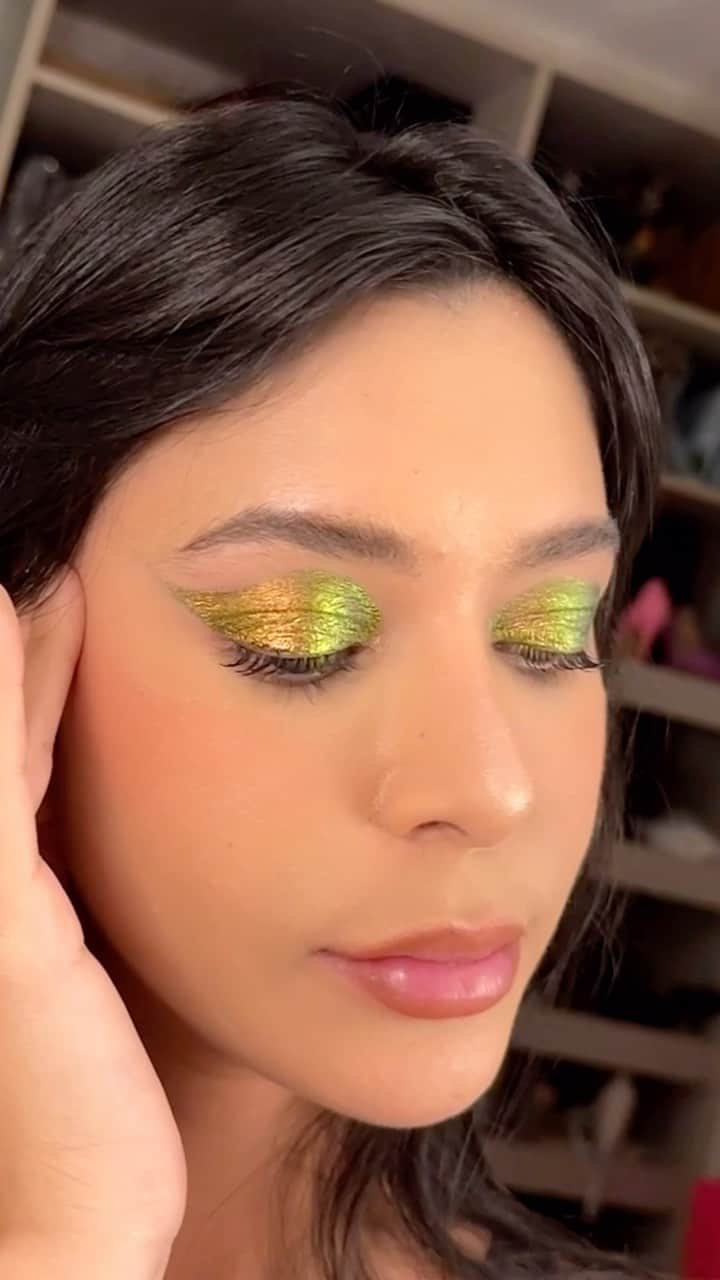Gabriela Salesのインスタグラム：「Lacrinhas, e vamos de mais um Ritestando makes baratinhas! Sombra holográfica de 19 reaixx. Gent, achei perfeita real!!! Resistente à água, não acumula nas linhas e vem em 3 cores! Tinha que dar a dica a vocês.   E detalhe: ela é dupe de uma paleta caríssima que custa quase 2 mil conto kkk. Depois se quiserem faço a comparação das duas.   É da marca Langmanni, disponível em 3 tons e vende em vários sites, mas comprei na shein. Vou deixar o ID pra vcs: 15154824.  Gostaram? ❤️💚💗💙💛🧡」