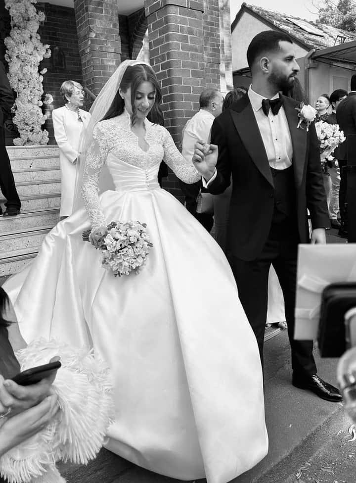 Steven Khalilさんのインスタグラム写真 - (Steven KhalilInstagram)「With an effortless of elegance, our bride Cassandra wore custom Steven Khalil couture on her special day. ​​​​​​​​​ #stevenkhalil #stevenkhalilbride #weddinggown #bridal」8月29日 7時31分 - steven_khalil