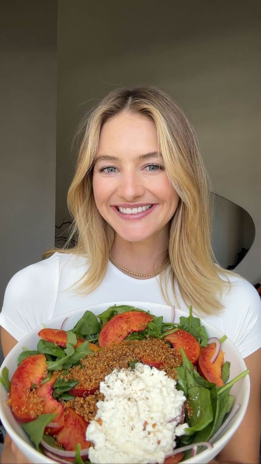 サンヌ・ヴロートのインスタグラム：「What I eat in a day on day 1 of our Budget- Friendly Mealplan!   Healthy meals don’t always have to be expensive as long you are strategic with your groceries and your meal planning. I am going to share this week some of the meals you can create when you are on a budget!  Breakfast: Greek yoghurt with banana & home made 5 ingredient Granola Lunch: Crispy quinoa & peach salad w/ cottage cheese Dinner: Tofu stir fry with bok choy, rice & home made peanut sauce  To join and download the 7 day mealplan headover to soulsyncbody.com and use code BACKTOSCHOOL for 15% off all membership ( students will get 30% off!)」