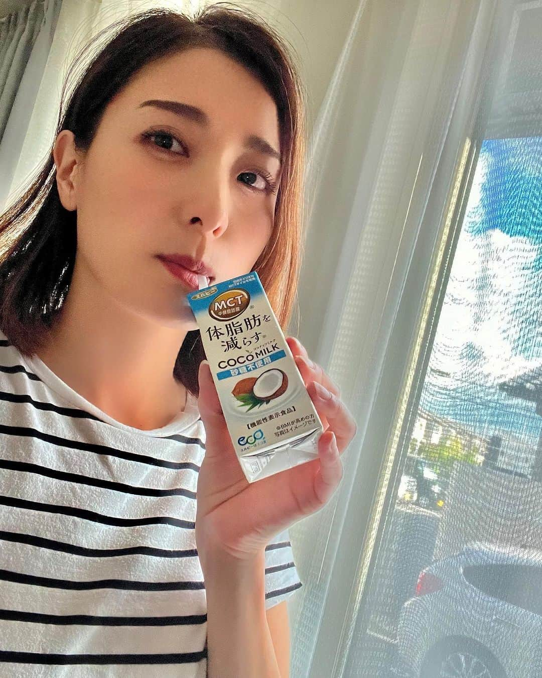 高橋麻美さんのインスタグラム写真 - (高橋麻美Instagram)「． ． 朝が1番栄養の吸収が良いって言われてるのに 起き抜けが1番お腹空いてるからつい余計な物食べちゃう、、  ってときに @elbee__official のココミルクは 罪悪感なくごくごく飲める😍😆  認知機能の改善などに効果的と研究されてるMCTオイルと  低カロリーなのに栄養価に優れた植物性ミルク🥛  が含まれてて満足感もあるよ🤤  牛乳大好きすぎて代替ミルク許せない派だったんだけど これはちゃんとおいしい😳😋  8/29（火）から全国のローソンでも買えるよ🫶  #エルビー#ココミルク#COCOMILK#mctオイル #健康#美容#タイアップ」8月29日 7時25分 - charmy421