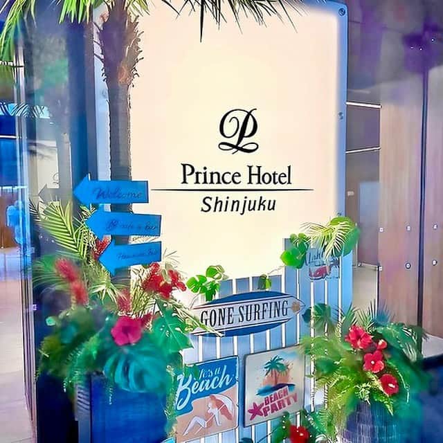 黒帯さんさんのインスタグラム写真 - (黒帯さんInstagram)「新宿プリンスホテル －Shinjuku Prince Hotel－にいます — 【新宿】新宿プリンスホテル♡全国11のプリンスホテルでハワイの食と文化を感じる「Hawaiiwan Fair 2023」を開催  首都圏エリアを中心に全国11のプリンスホテルでは「Hawaiian Fair 2023」を2023年8月31日（木）までご提供中です。  新宿プリンスホテルでは、ホテルB1ロビー、ザ・ステーション カフェバーでは  Hawaiian Fair 2023 のメニューがいただけます。  ハワイ装飾を施したロビーにて、フォトスポットも用意されています。  ハワイで食べられている食材にはスーパーフード が使われています。 昨今、国内外問わずとても話題になっている「スーパーフード」。ハワイではヘルシー志向の人や流行に敏感な人たちがこぞってこの「スーパーフード」を食べているとか……。 ■スーパーフードとは？  スーパーフードとは、簡単に言えば「一般の食材に比べて美容や健康に良いとされる栄養素が多く含まれた食材」のこと。低カロリーな野菜や果物が主ですが、サーモンなどの魚介や海藻、オレイン酸豊富な良質オイルなども含まれます。  ＜代表的なスーパーフード＞  ・アボカド　・ブロッコリースプラウト　・ケール　・キヌア　・チアシード・マキベリー　・ブルーベリー　・クコの実（ゴジベリー）　・ココナッツ　・マカ ・カカオ　・アサイー　・ザクロ　・サーモン　・亜麻仁オイル　・インカンチオイル  スーパーフードに共通しているのが、一般の食材に比べて「抗酸化作用」が非常に高いこと。体の中の活性酸素を除去して細胞の老化（酸化）を防いでくれるので、ガンなどの病気予防やアンチエイジングの強い味方とされています！  アボカド 「森のバター」とも呼ばれるアボカドは、栄養満点でスーパーフードの代表格。体内の体脂肪を脂肪酸とグリセリンに分解するリパーゼという消化酵素を豊富に含みます。体脂肪がたまりにくい体作りに不可欠な食材です。また食べ応えがあるので満腹感を得やすく、食べ過ぎ防止にも効果的です。  サーモン サーモンの赤い色は“アスタキサンチン”と呼ばれる色素成分。このアスタキサンチンがすごいんです！ 抗酸化作用の高さはトップクラス。アンチエイジング効果はもちろん、脂質や糖質の代謝を助けてくれるので太りにくい体質にも。  スーパーフードを食生活に取り入れて、美味しく楽しく健康的美人を目指しましょう！」8月29日 7時31分 - shin_kuroobisan