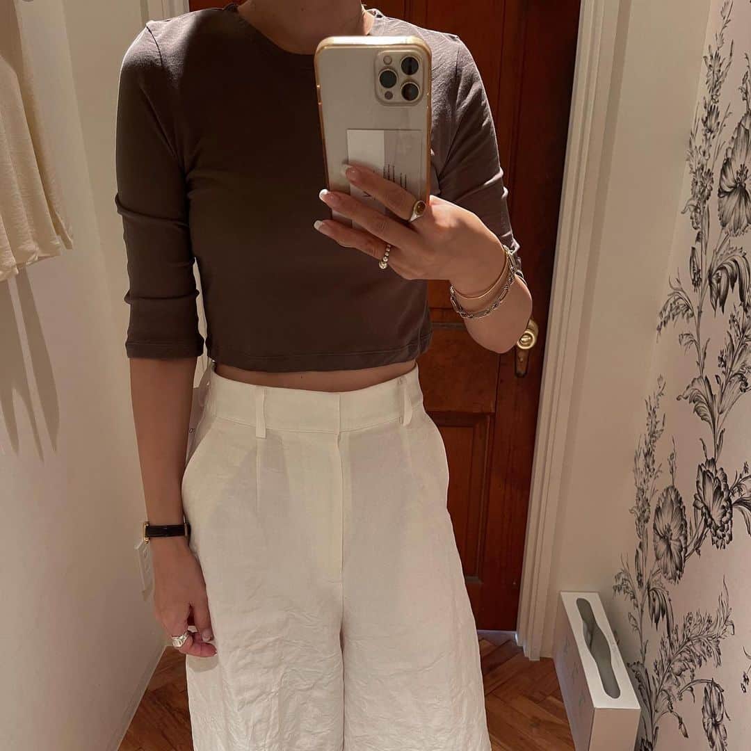 Love_Lifeのインスタグラム：「オーバーサイズも好きだけど、スタイルよく見えるショート丈も今っぽくてかわいい。  なんとも言えないこの色味にシアーな素材感  ショート丈トップスにはハイウエストボトムと合わせるのがすきです！」