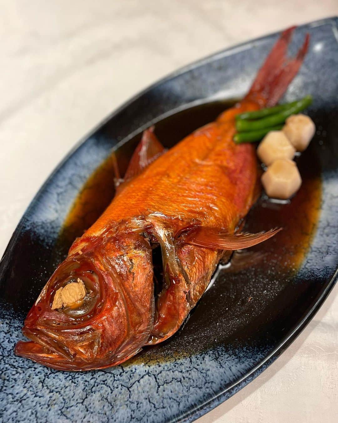 あゆみさんのインスタグラム写真 - (あゆみInstagram)「. 海鮮料理でおなかいっぱいになる贅沢ごはん🐟すごい食べたけど重くないから魚最強お昼軽い素麺にして正解だった◎熱海は毎年来てるけどこんなに大きい金目鯛の煮付けも朝から舟盛り出てくるのも初めて！#食べるお宿 #浜の湯」8月29日 7時37分 - ayumiiii26