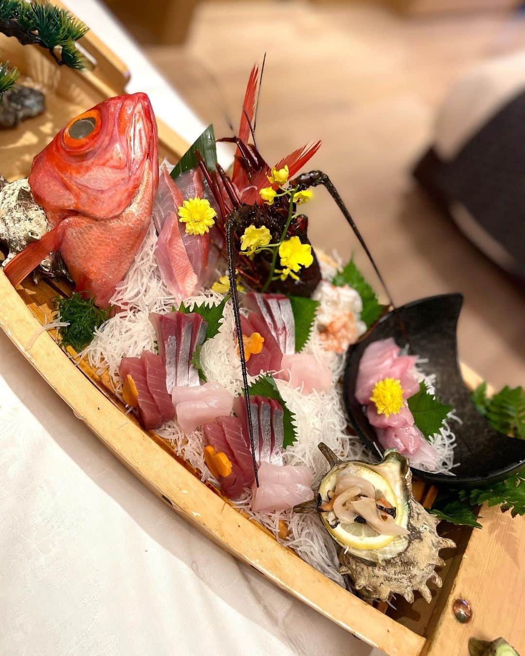 あゆみさんのインスタグラム写真 - (あゆみInstagram)「. 海鮮料理でおなかいっぱいになる贅沢ごはん🐟すごい食べたけど重くないから魚最強お昼軽い素麺にして正解だった◎熱海は毎年来てるけどこんなに大きい金目鯛の煮付けも朝から舟盛り出てくるのも初めて！#食べるお宿 #浜の湯」8月29日 7時37分 - ayumiiii26