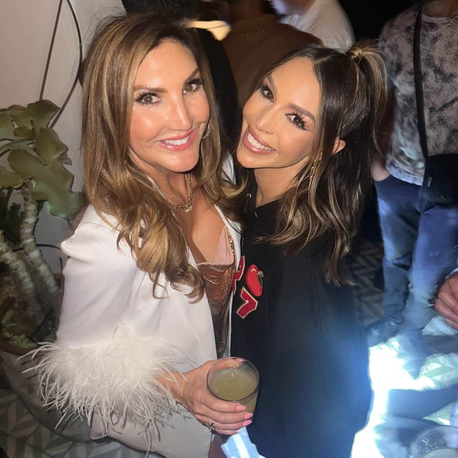 ヘザー・マクドナルドさんのインスタグラム写真 - (ヘザー・マクドナルドInstagram)「So fun doing @scheana live podcast last night! #vanderpumprules #scandavol #bravotv #comedy #goodasgold #apples #juicyscoop」8月29日 7時37分 - heathermcdonald