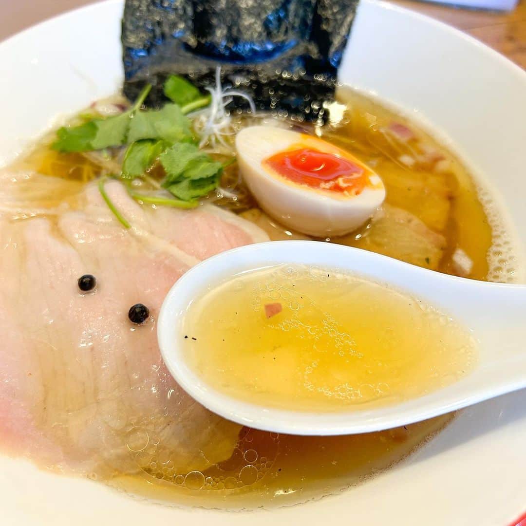 エリーのインスタグラム：「エリーの夏休みin北海道 part1  1・2枚目  お昼は @mari_iida2016 さんへ 特にチャーシューの丁寧な仕上がりにびっくり。すんごい美味しかった！化学調味料無添加🍜 @remonsyouten さん教えてくれてありがとうございました💛  3枚目  やっぱり夏はひまわり見ないとね〜ということで北竜町まで1時間半ほどかけて行ったら🌻は全滅で爆笑。  4・5・6枚目  🌻のあと美瑛まで移動して @suinokago さんのソフトクリームを  食べた瞬間、北海道ー！って 思えるミルク満点感♡美味しかった〜  7・8枚目  あらいファームさんへ  生のトマト嫌いな私が一生食べられるんじゃないかと感動したこのトマト。 これでケチャップ作りたい🍅 私が手に持ってる人参も美味しかったしあらいさんの優しい笑顔に癒されました🫶🏻  9枚目  札幌に戻って、札幌ビール塩ガーデングリルでジンギスカン食べました！ビールとジンギスカンって最高♡  帽子 @kijimatakayuki_official  洋服 @_meimeij_  靴 @newbalance   #北海道旅行」