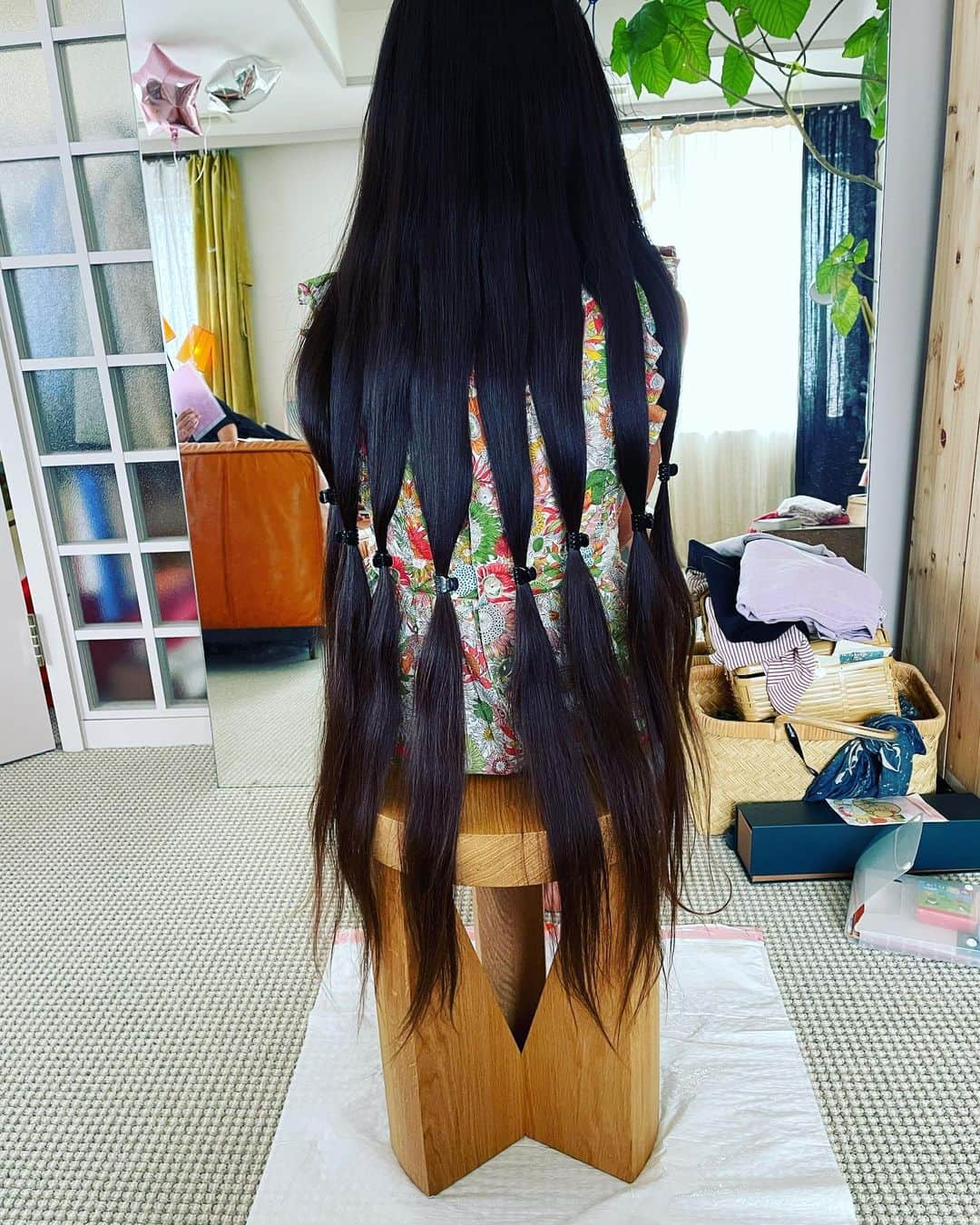 竹下玲奈さんのインスタグラム写真 - (竹下玲奈Instagram)「初めて10年と少し一回も切らずに来た彼女ですが、1年かけて少しずつ切る決心を固め今回断髪式を行いました☺️今まで見て大切にしてきた髪が短くなる事の寂しさで涙をポロリとこぼしていましたが、切り終わる頃には新しい自分の向き合い方を悟ったかのように晴れ晴れとした表情に変わっていってました、あ〜…少し大人になっていくのかな…と私が切ない気持ちになりました #断髪式」8月29日 7時48分 - renatakeshita