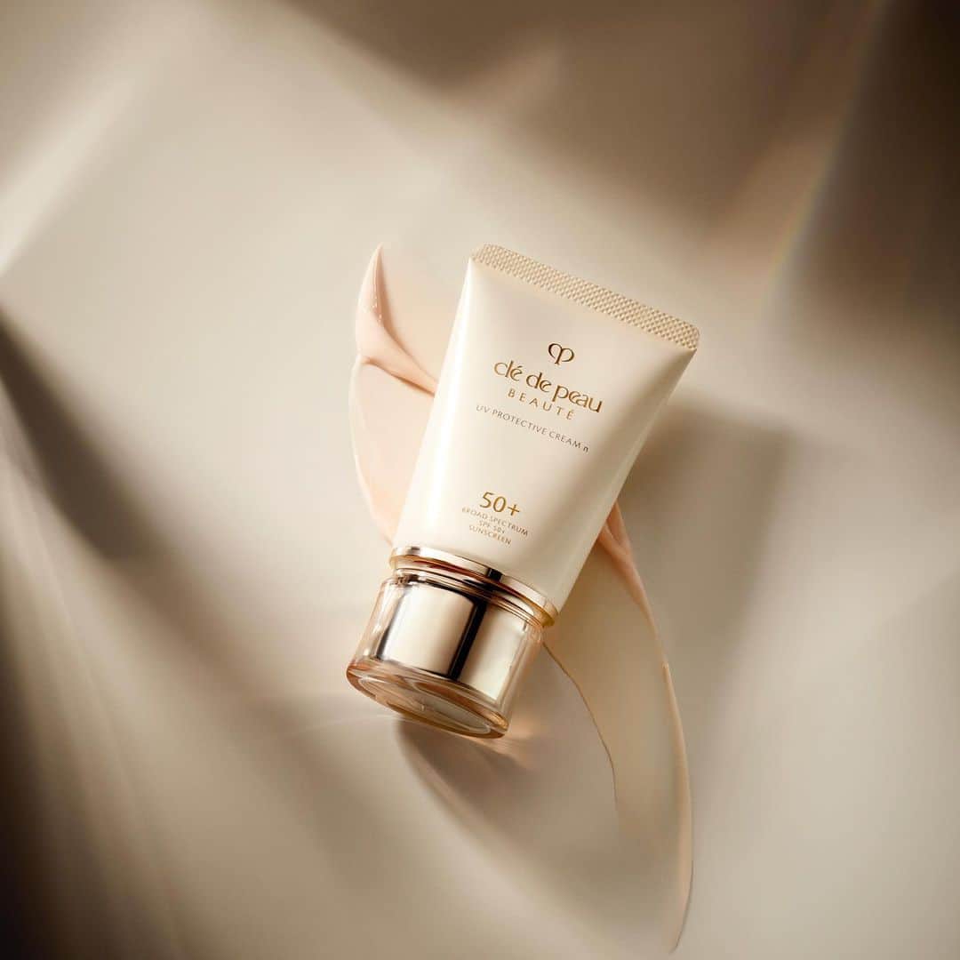 Bergdorf Goodmanさんのインスタグラム写真 - (Bergdorf GoodmanInstagram)「SKIN SAVIOR ✨The best offense is a good defense: Clé de Peau Beauté delivers a UV Protective Cream 50+ that’s as sumptuous as it is hardworking—find it in our edit of beauty must-haves.」8月29日 7時45分 - bergdorfs