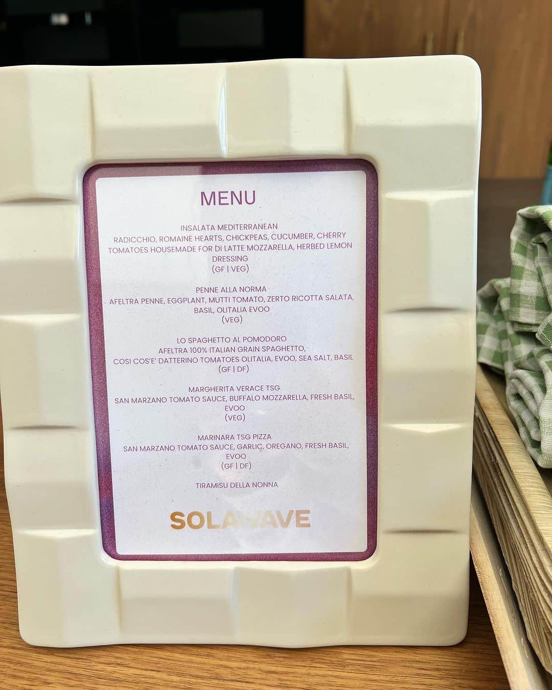 キキ・パーマーさんのインスタグラム写真 - (キキ・パーマーInstagram)「Had a beautiful birthday at the @solawave house!! Luxurious and lowkey, facials and massages for myself and my girls. We turned into prunes talking while in the jacuzzi all night!! Huge thank you to everyone that made it happen, it truly set the stage for me to bring my birthday in with enlightening vibes. 😍🥰」8月29日 7時46分 - keke