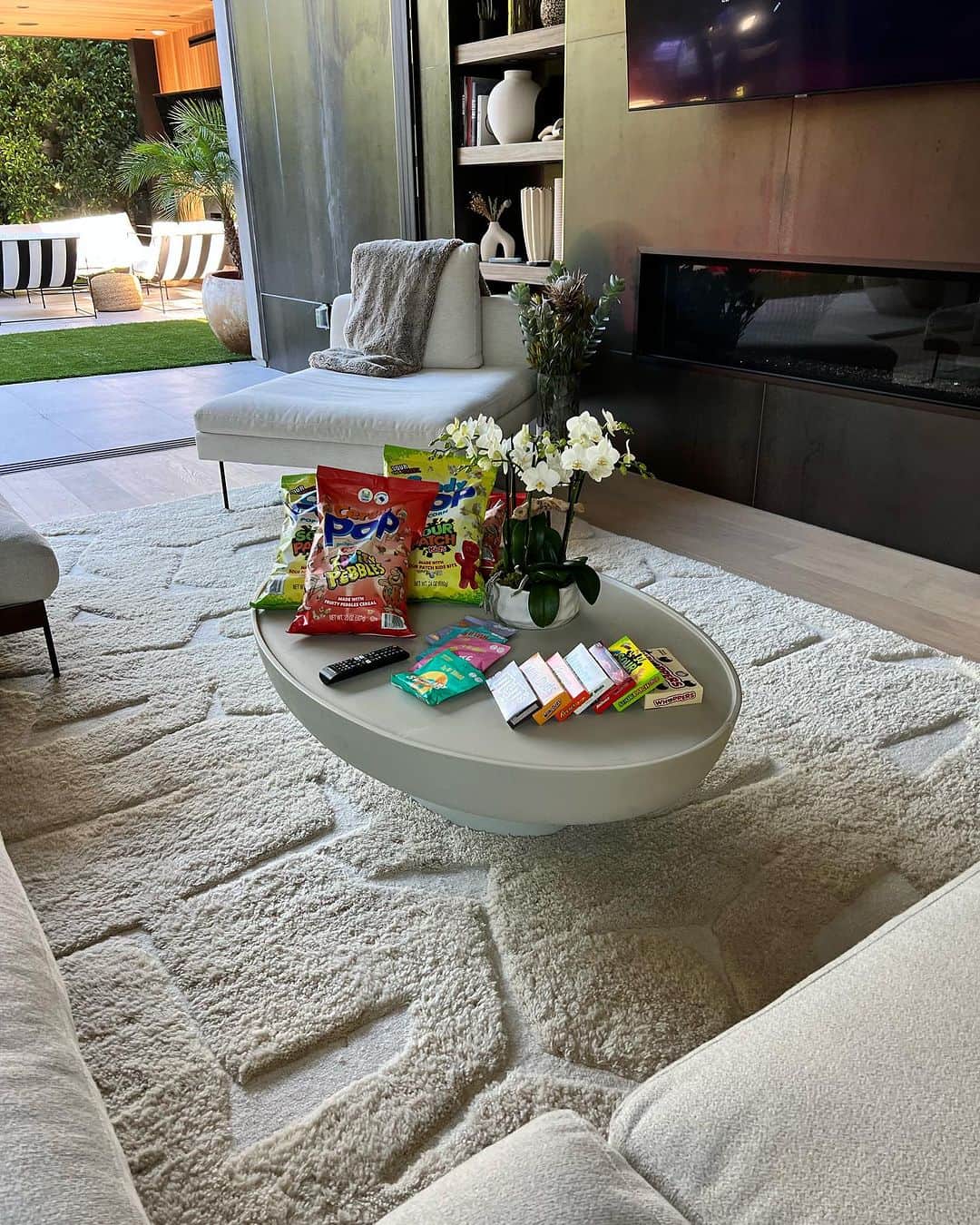キキ・パーマーさんのインスタグラム写真 - (キキ・パーマーInstagram)「Had a beautiful birthday at the @solawave house!! Luxurious and lowkey, facials and massages for myself and my girls. We turned into prunes talking while in the jacuzzi all night!! Huge thank you to everyone that made it happen, it truly set the stage for me to bring my birthday in with enlightening vibes. 😍🥰」8月29日 7時46分 - keke