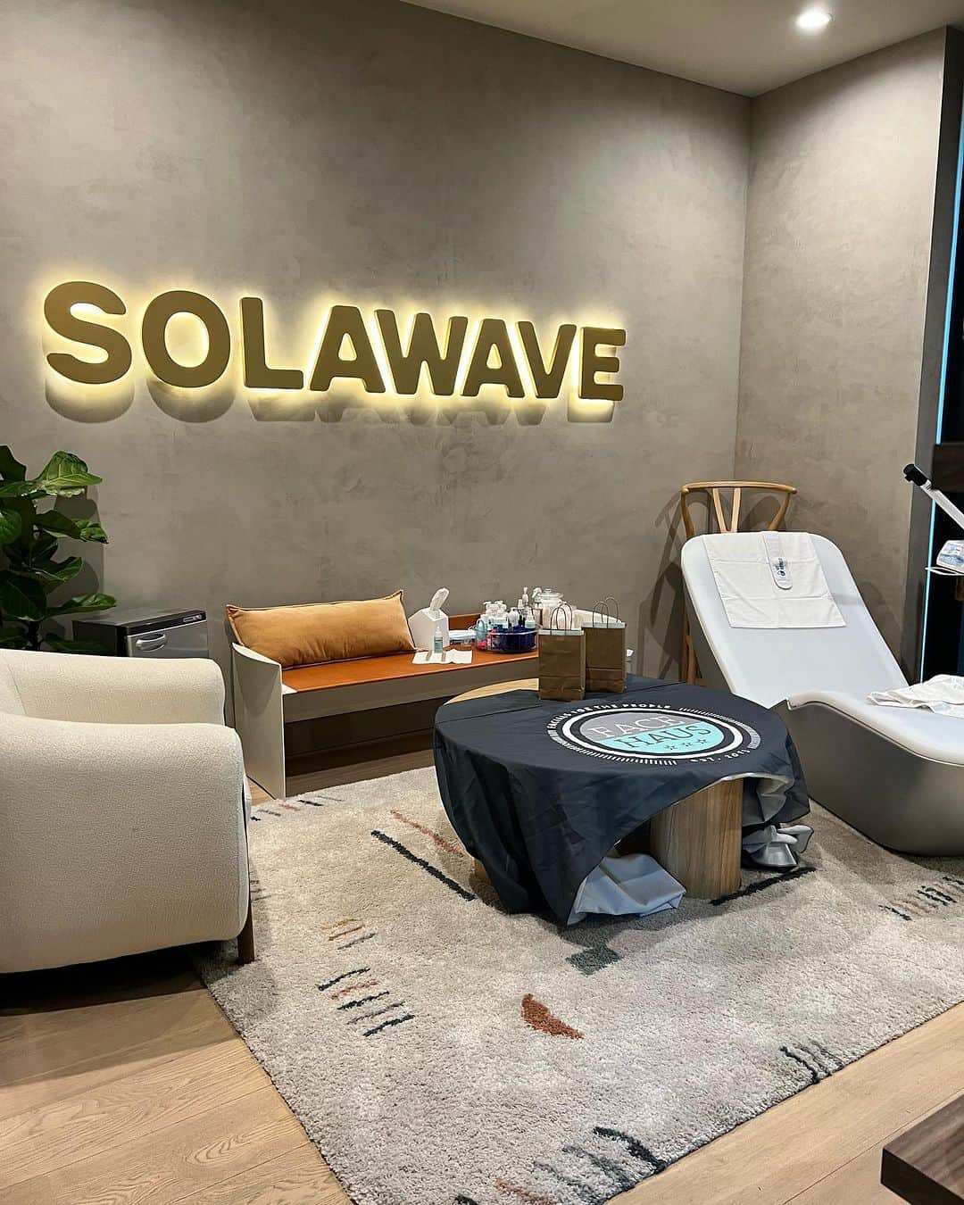 キキ・パーマーさんのインスタグラム写真 - (キキ・パーマーInstagram)「Had a beautiful birthday at the @solawave house!! Luxurious and lowkey, facials and massages for myself and my girls. We turned into prunes talking while in the jacuzzi all night!! Huge thank you to everyone that made it happen, it truly set the stage for me to bring my birthday in with enlightening vibes. 😍🥰」8月29日 7時46分 - keke
