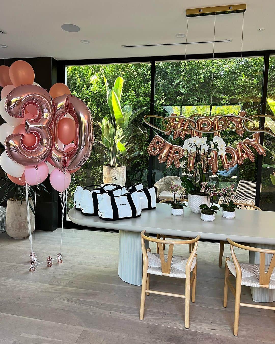 キキ・パーマーのインスタグラム：「Had a beautiful birthday at the @solawave house!! Luxurious and lowkey, facials and massages for myself and my girls. We turned into prunes talking while in the jacuzzi all night!! Huge thank you to everyone that made it happen, it truly set the stage for me to bring my birthday in with enlightening vibes. 😍🥰」