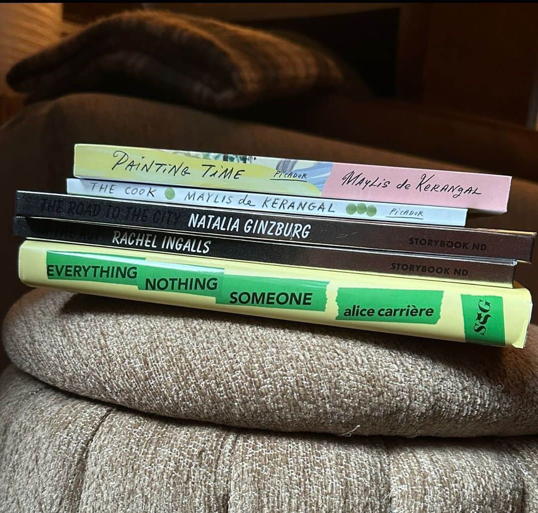 サラ・ジェシカ・パーカーのインスタグラム：「I couldn’t help myself. On my way to the grocery. Didn’t seem any harm in strolling by Three Lives & Company But I’m weak. And I can’t resist recommendations from the staff. The most well read.  Who could?  There are far worse things than indulging. This way.  X, SJ #STORYBOOK ND」
