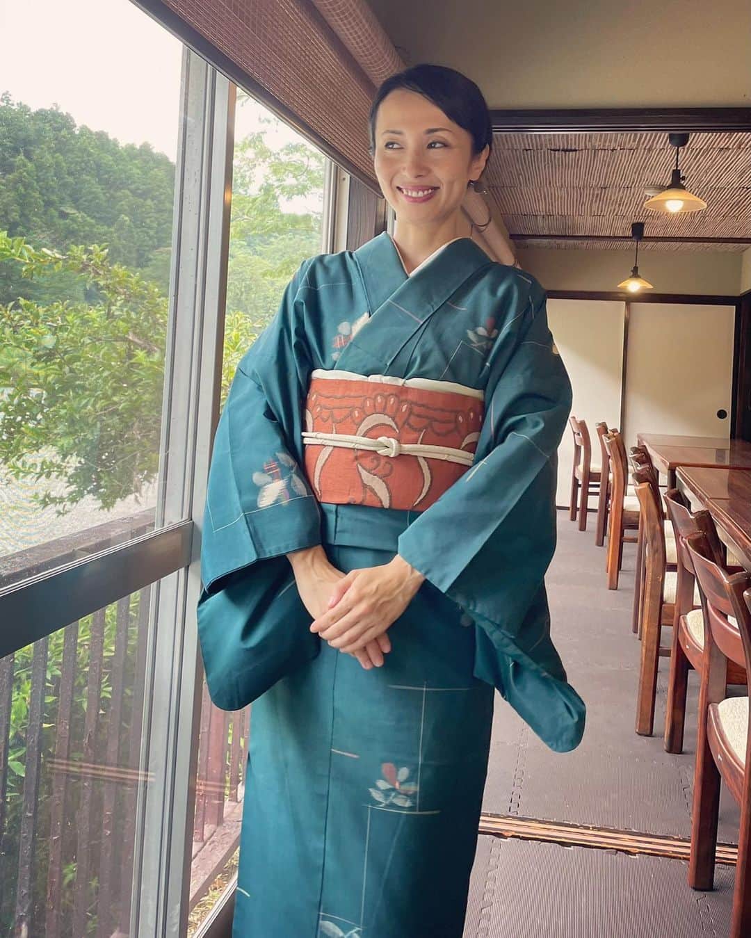 のインスタグラム：「とあるドラマの撮影でお着物でした🎐あつ〜い日の撮影だったけど、 現場は緊張感があって、でもみなさん温かくて。  この作品に参加できてとても嬉しかったです✨告知はまだ先になりますが、楽しみにしててくださいね。 ・ ・ #お着物  #和装　#楊原京子」