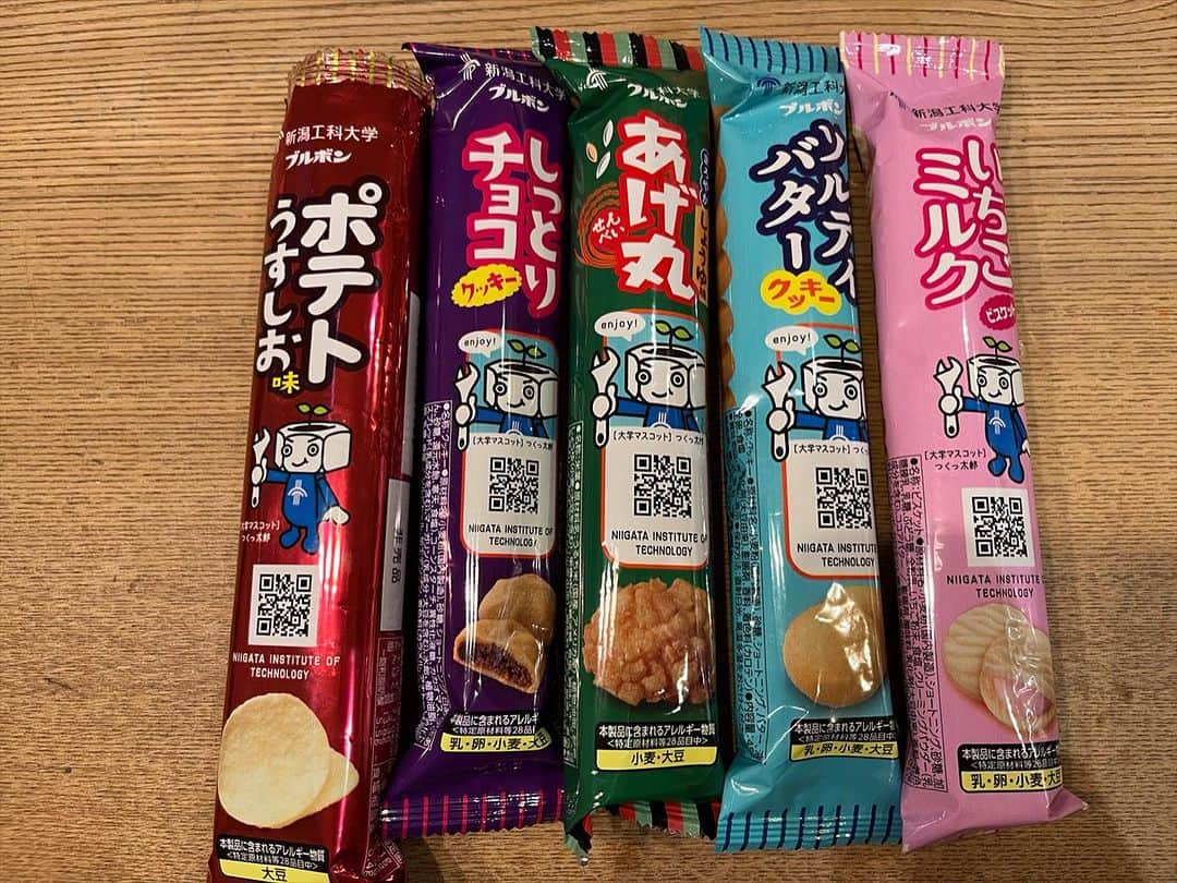 魚住咲恵さんのインスタグラム写真 - (魚住咲恵Instagram)「お菓子のブルボンって、新潟の会社ってご存知でした？！ 柏崎市に本社があるそうで、こちらは、同じく柏崎市にある“新潟工科大学“とコラボレーションしたプチシリーズ✨ 一口サイズで、食べやすいし、手頃なお値段もよくて、私も度々子供達と食べています🎵 一本を見ると、食べ応えありそうなのに、食べ始めるとあっという間、気がついたら最後の2〜3枚・・・😳になりません？！笑 不思議なお菓子よねぇ・・・😌 （確実に食べてますやん）  先日、女優の田中道子さんと新潟工科大学でお仕事をご一緒させていただいた同じ日に学校内でお披露目会があり、学生の人気投票で選ばれた５種類が特別パッケージで製造されたそうです。 限定製造の貴重な品を私にもお分けくださり、ありがとうございます😄 長男に写真撮ってもらったら・・一緒に写り込もうとした次男がな飛び込んできましたw 他の写真はこの後次男がじゃまをしてくれたおかげで使えない😂 こうやって・・・インスタ、blogにあげるのもハードルが上がってくるわけだな、、🤪  #ブルボン #プチシリーズ #新潟工科大学 #スペシャル #魚住咲恵」8月29日 8時15分 - sakie_uozumi.official