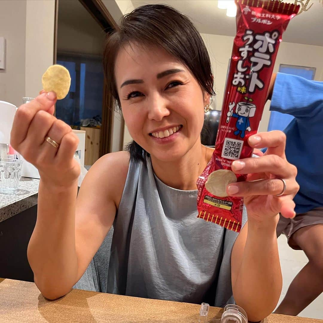 魚住咲恵さんのインスタグラム写真 - (魚住咲恵Instagram)「お菓子のブルボンって、新潟の会社ってご存知でした？！ 柏崎市に本社があるそうで、こちらは、同じく柏崎市にある“新潟工科大学“とコラボレーションしたプチシリーズ✨ 一口サイズで、食べやすいし、手頃なお値段もよくて、私も度々子供達と食べています🎵 一本を見ると、食べ応えありそうなのに、食べ始めるとあっという間、気がついたら最後の2〜3枚・・・😳になりません？！笑 不思議なお菓子よねぇ・・・😌 （確実に食べてますやん）  先日、女優の田中道子さんと新潟工科大学でお仕事をご一緒させていただいた同じ日に学校内でお披露目会があり、学生の人気投票で選ばれた５種類が特別パッケージで製造されたそうです。 限定製造の貴重な品を私にもお分けくださり、ありがとうございます😄 長男に写真撮ってもらったら・・一緒に写り込もうとした次男がな飛び込んできましたw 他の写真はこの後次男がじゃまをしてくれたおかげで使えない😂 こうやって・・・インスタ、blogにあげるのもハードルが上がってくるわけだな、、🤪  #ブルボン #プチシリーズ #新潟工科大学 #スペシャル #魚住咲恵」8月29日 8時15分 - sakie_uozumi.official