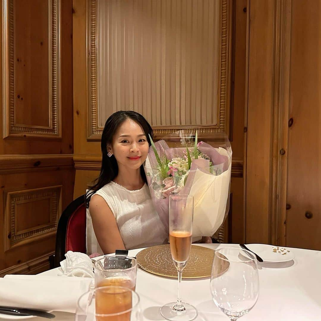 碧井椿さんのインスタグラム写真 - (碧井椿Instagram)「#anniversary  #weddinganniversary  #family  誕生日、結婚記念日、クリスマスは 大切にしてもらってます🌹✨」8月29日 8時13分 - vivichan1325