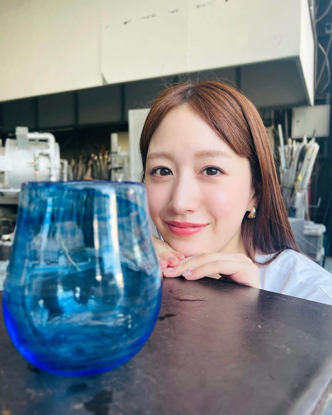 花乃まりあのインスタグラム：「. 今朝はグラス作りの職人技を生中継📽️  見ているだけでも美しく涼しげなグラス🧊 まだまだ厳しい残暑が続くので水分補給もしっかりしたいと思います✨ . #ZIP!#グラス#グラス作り#東京グラス工芸研究所」