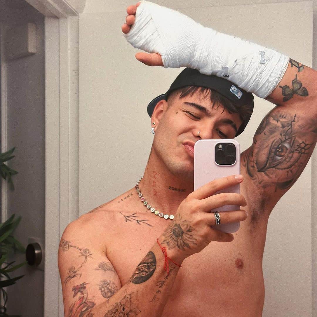 のインスタグラム：「mood de los últimos días: aprendiendo a usar la mano izquierda」
