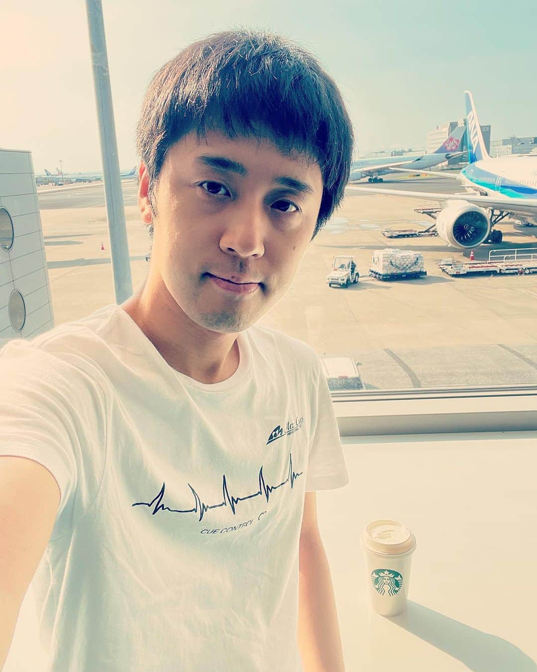 土方隼斗のインスタグラム：「アジア選手権参加のため今から台湾に行ってきます！ 久々の台湾楽しみです。 応援宜しくお願い致します🎱 羽田空港でラーメン。  #ビリヤード」
