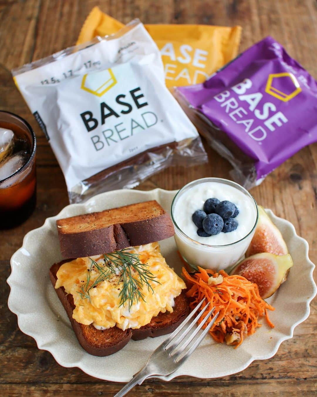 かおしさんのインスタグラム写真 - (かおしInstagram)「PR🍞  気になっていた【BASE BREAD】を @basefood_tokyo さんからいただいたので、#朝ごパン で食べてみた😋  コンビニで見かけても、体づくりとか健康とかダイエット系の食品は「味＜成分」だという思い込みから、なかなか購入に至らなかったのだけれど、私と同じように思っている人も多いのでは？🧐  実際食べてみたらすごく美味しくて感動した🥹✨ どれも美味しいけれど、個人的にはチョコ推し🍫 モチッとした生地にチョコがしっかり入っていて、なんなら市販のチョコパンより私は好きかも🤎  BASE BREADは全粒粉・大豆・昆布・チアシードなど10種類以上の厳選素材がブレンドされた、 たんぱく質・ビタミン・ミネラルなど33種類の栄養素が入ったパン🍞 BASE BREADを2袋食べたら、サラダチキン100gよりたんぱく質が多く摂れるらしいよ💪 合成保存料・合成着色料不使用なのも安心だし、合成保存料不使用なのに常温で約1ヶ月保存出来るのもイイ👍  スタートセットなら16袋セットが初回限定で3,492円(送料・税込)なので、単純計算で1個あたり約218円👍 さらにBASE Cookiesが1袋プレゼントされるのも嬉しいポイント🍪  いや、こんなに美味しいのにしっかり栄養も摂れるって最高すぎない？🥹✨  #BASEBREAD #BASEFOOD #ベースブレッド #ベースフード #食物繊維 #たんぱく質 #体質改善 #全粒粉 #PR #朝ごはん #朝食 #breakfast #ワンプレート #ワンプレートごはん #ワンプレート朝ごはん #私のおいしい写真 #foodporn #onthetable #foodstagram #暮らし #おうちごはん #instafood #うつわ #器 #料理好きな人と繋がりたい #パン好きな人と繋がりたい」8月29日 8時33分 - cao_life