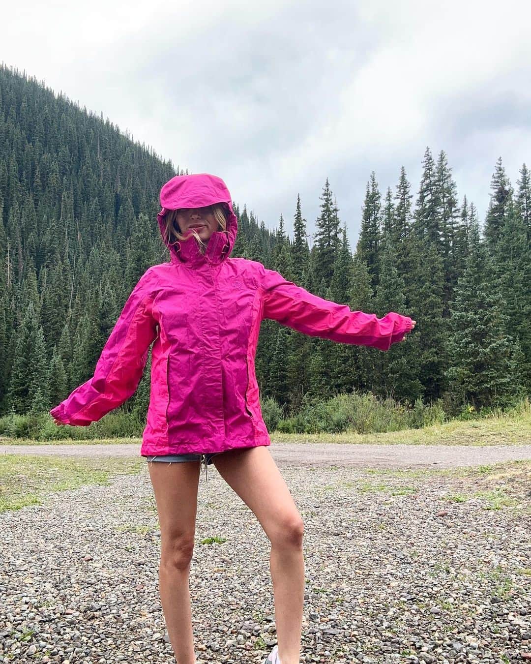 パイパー・ペリのインスタグラム：「Just a girl and her pink @thenorthface rain jacket 💕🌸🌲   #pink #northfacejacket #northface #camping #roadtrip」