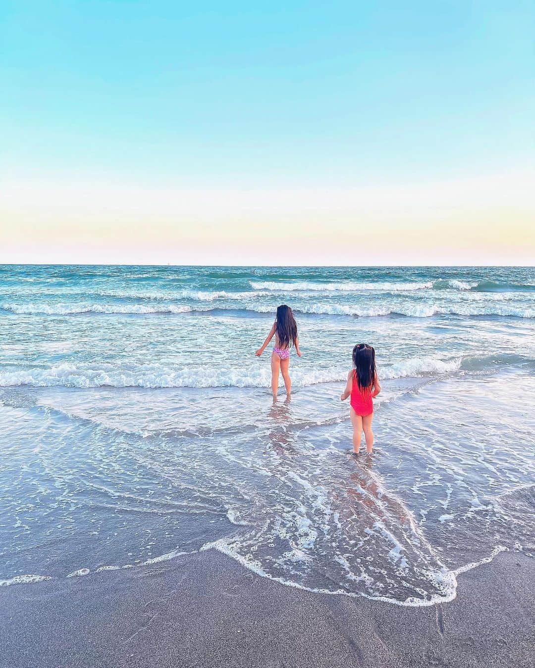 ゆん（並木優奈）さんのインスタグラム写真 - (ゆん（並木優奈）Instagram)「👩🏼👶🏻👧🏻  海入るつもりなかったから 着替えとか持ってきてないのに がっつり入っちゃった🐳💕  ビキニはりおなとお揃いで @pinkyshake_official 👙  #pinkyshake#由比ヶ浜」8月29日 8時49分 - yunaaaaa.x