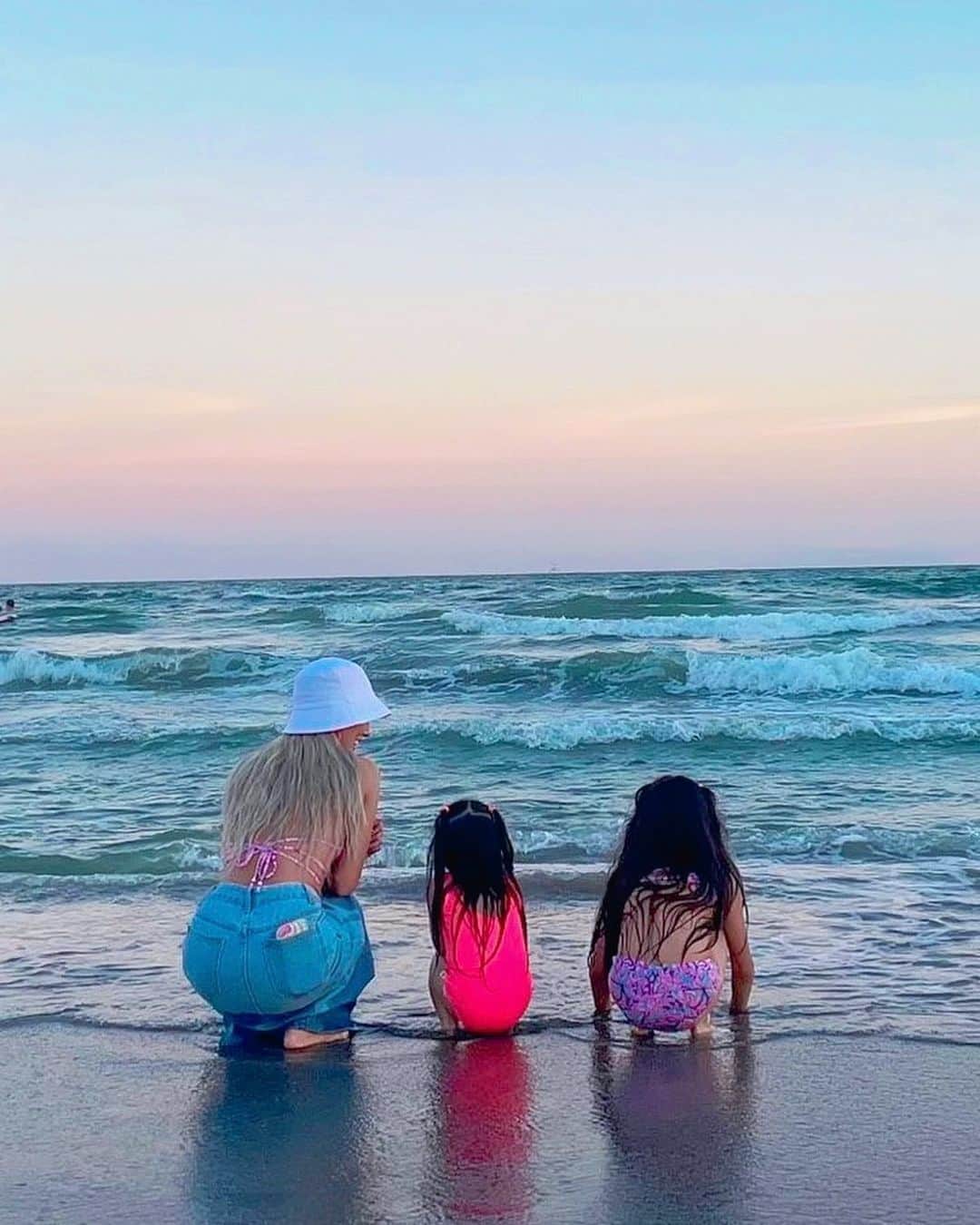 ゆん（並木優奈）のインスタグラム：「👩🏼👶🏻👧🏻  海入るつもりなかったから 着替えとか持ってきてないのに がっつり入っちゃった🐳💕  ビキニはりおなとお揃いで @pinkyshake_official 👙  #pinkyshake#由比ヶ浜」