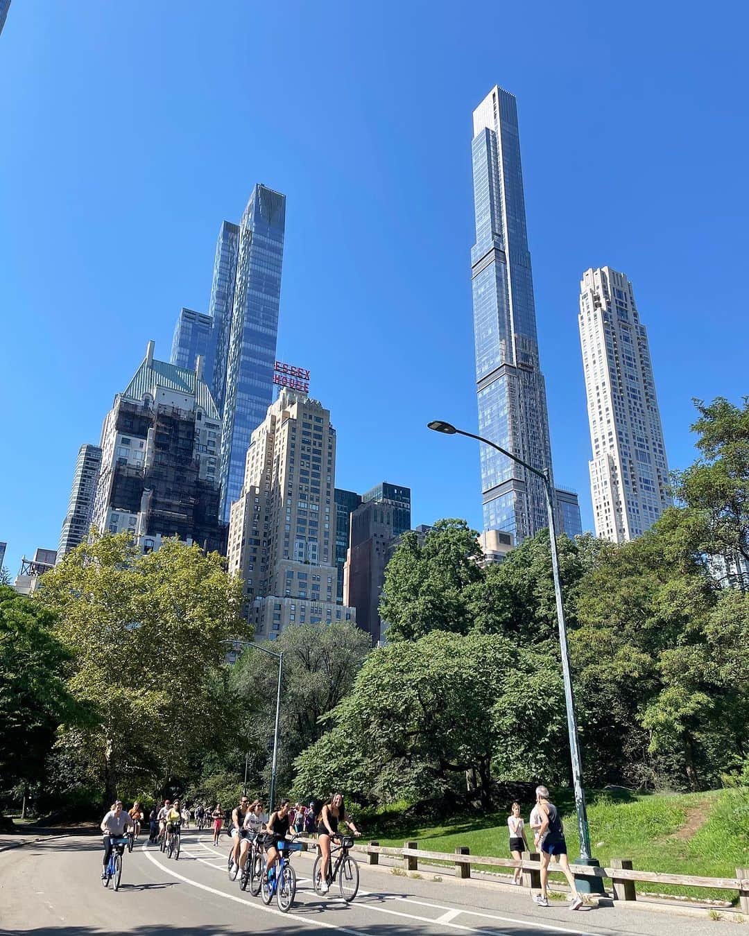 吉田美紀さんのインスタグラム写真 - (吉田美紀Instagram)「・ ・ 晴天のなかのセントラルパーク⛲️ いい氣がたっくさん溢れてた･:*+.  #newyork #newyorkcity #centralpark #ニューヨーク #セントラルパーク」8月29日 8時41分 - miki__yoshida