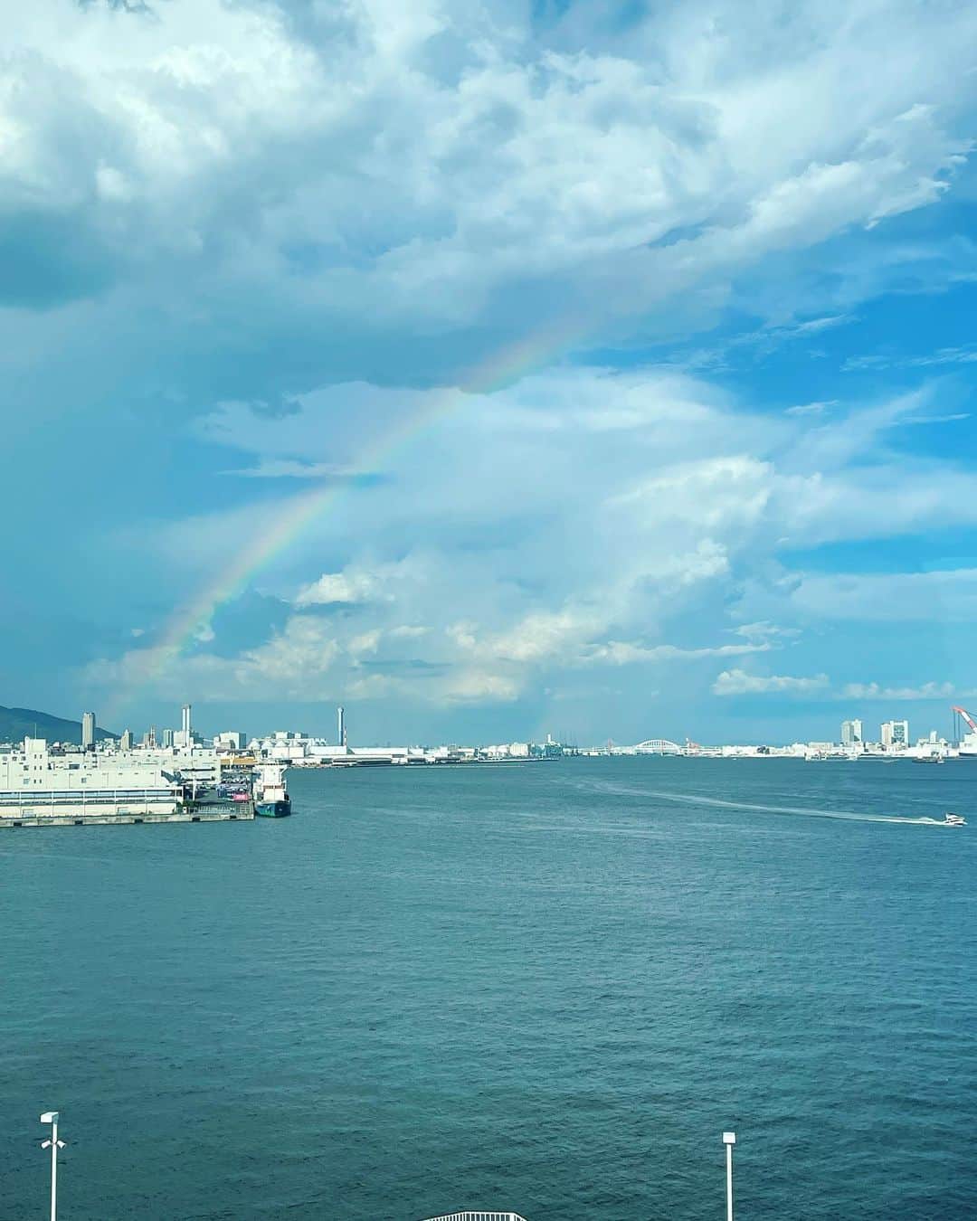 上村若菜のインスタグラム：「. 神戸で1番印象的だったのは景色🌊✨  空港までのポートラインから偶然見れた虹🌈 初めて見た明石海峡大橋にも心が打たれました🌉  満たされた気持ちで出張から帰ると、 ダイニングには見たこともないどでかい棚が置かれ、 私の知らない間に部屋の大規模模様替えが行われていた🥺動揺を隠せない日々だけど…笑 穏やかにいられますように🌿 . #神戸 #明石海峡大橋 #虹 #rainbow」
