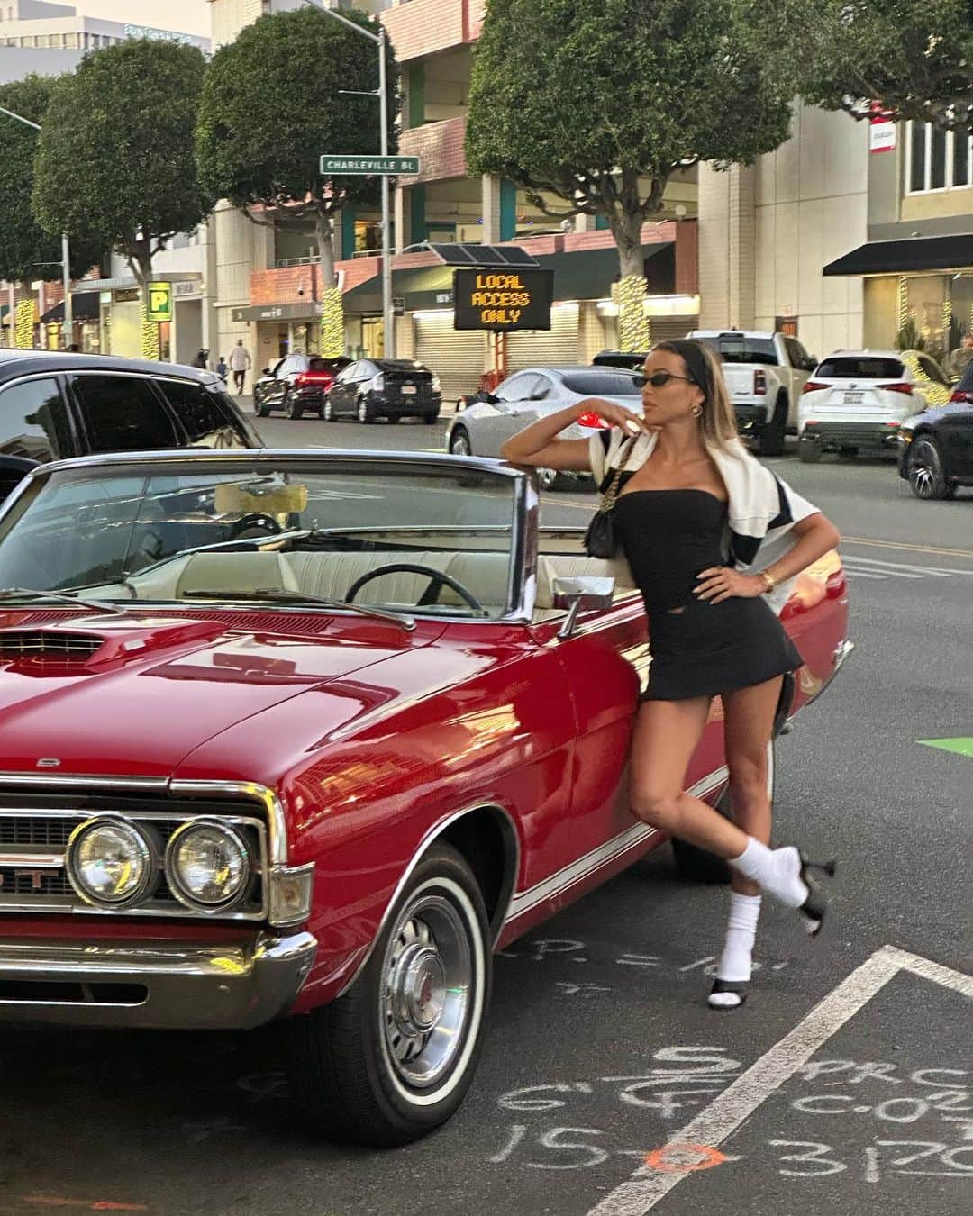 Cindy Pradoさんのインスタグラム写真 - (Cindy PradoInstagram)「Movie night but make it fun 🎥🍿✨ We had planned to go to the movie theater and to make it eventful we decided to rent classic convertible cars to drive down Sunset Blvd listening to oldies and stopping to eat our favorite Philly Cheesesteak before heading to watch Oppenheimer. But while we were at the restaurant we found out there was actually a drive-in movie about 30 minutes away playing Casablanca which was WAY more on theme and we would get to stay in the cars and hangout side by side. It ended up being the most perfect night. Driving into the drive in movie from the back in a classic red Torino while Casablanca was playing in B&W from a far was truly special, especially for an old soul like me. Highly recommended if you’re looking for a fun new activity with friends or someone special ❤️」8月29日 9時02分 - cindyprado