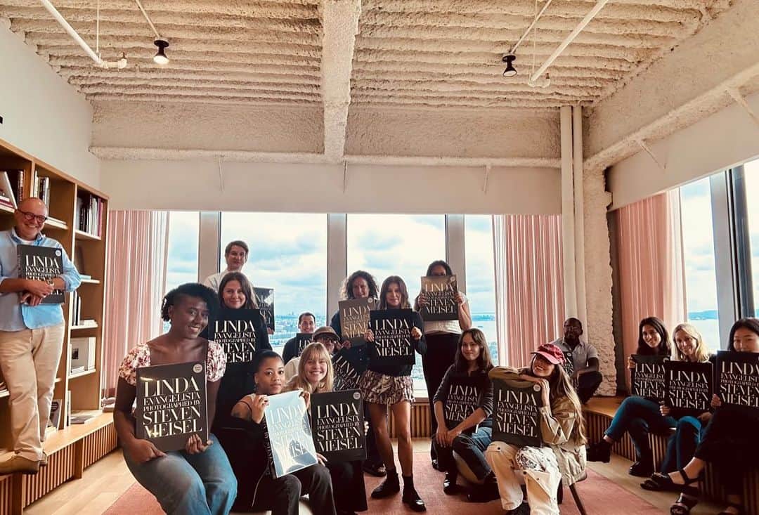 リンダ・エヴァンジェリスタのインスタグラム：「These are my peeps. So grateful for you all. @dnamodels ♥️♥️♥️♥️♥️」