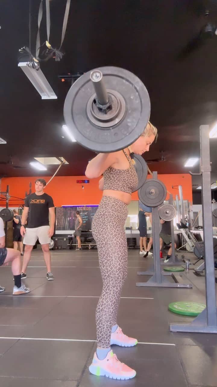 ジェネビーブ・モートンのインスタグラム：「Working on my backsquat today. Progress not perfection as they say.」