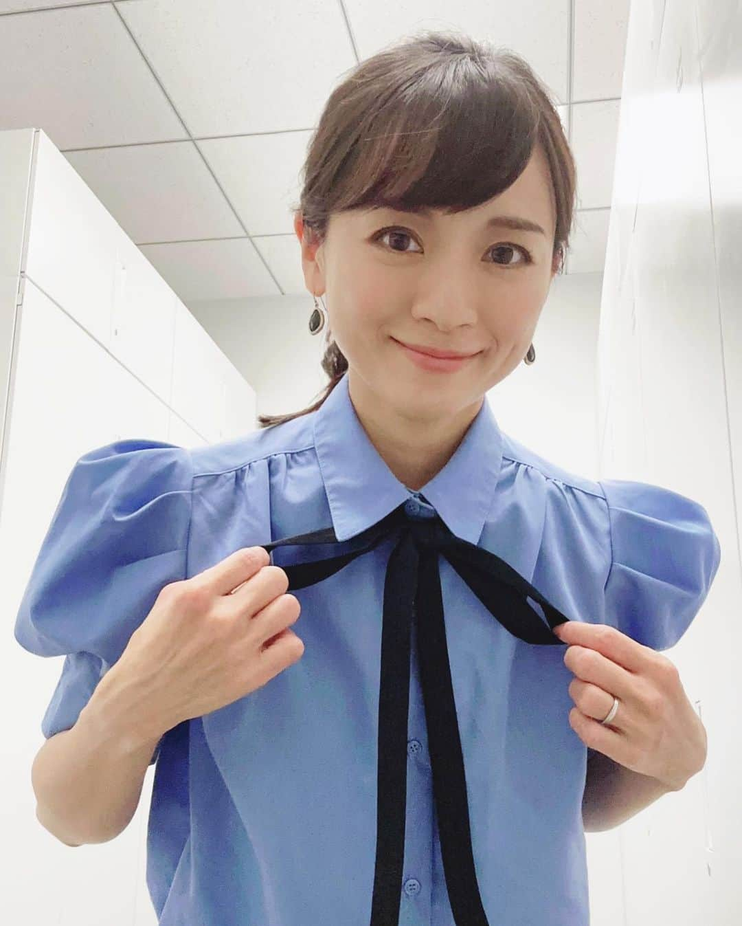 繁田美貴のインスタグラム：「*＊ 今日は『昼サテ』担当ではありませんが、 昨日アップしそびれたので🤗 #昼サテ (平日11:13〜) #先週月曜の #衣装 (1枚目)、火曜の衣装(2枚目) Topsどちらも #ノスタルジア #アナウンサー衣装 #絶賛準備中🐻‍❄️、、今日は別番組の収録の☆」