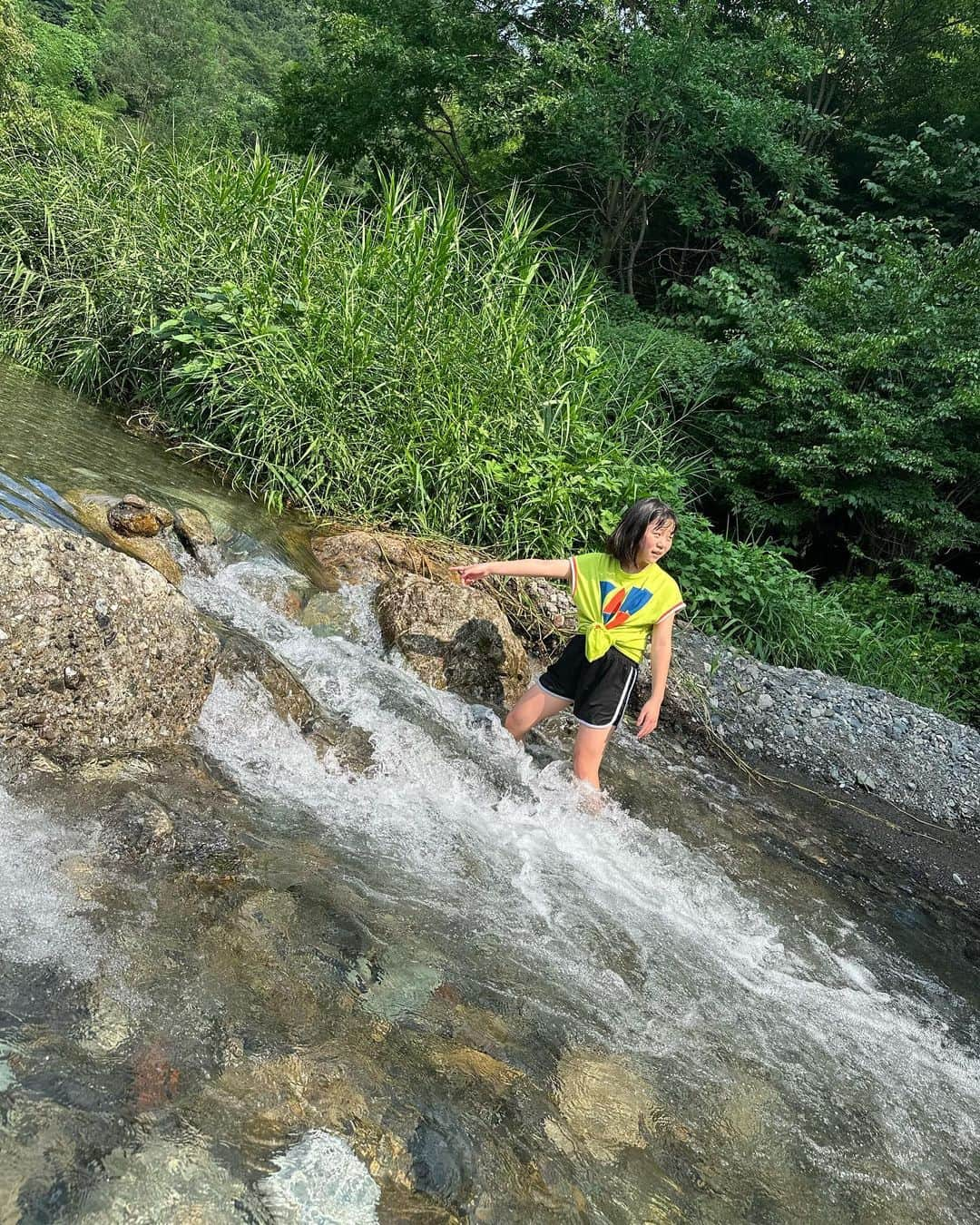 美奈子さんのインスタグラム写真 - (美奈子Instagram)「先日の川遊び。  楽しかった〜  夏の遊び沢山しなきゃー。  。。。まだ夏間に合うよね？笑  #夏 #遊ぶぞ #楽しもう」8月29日 9時08分 - minako_official