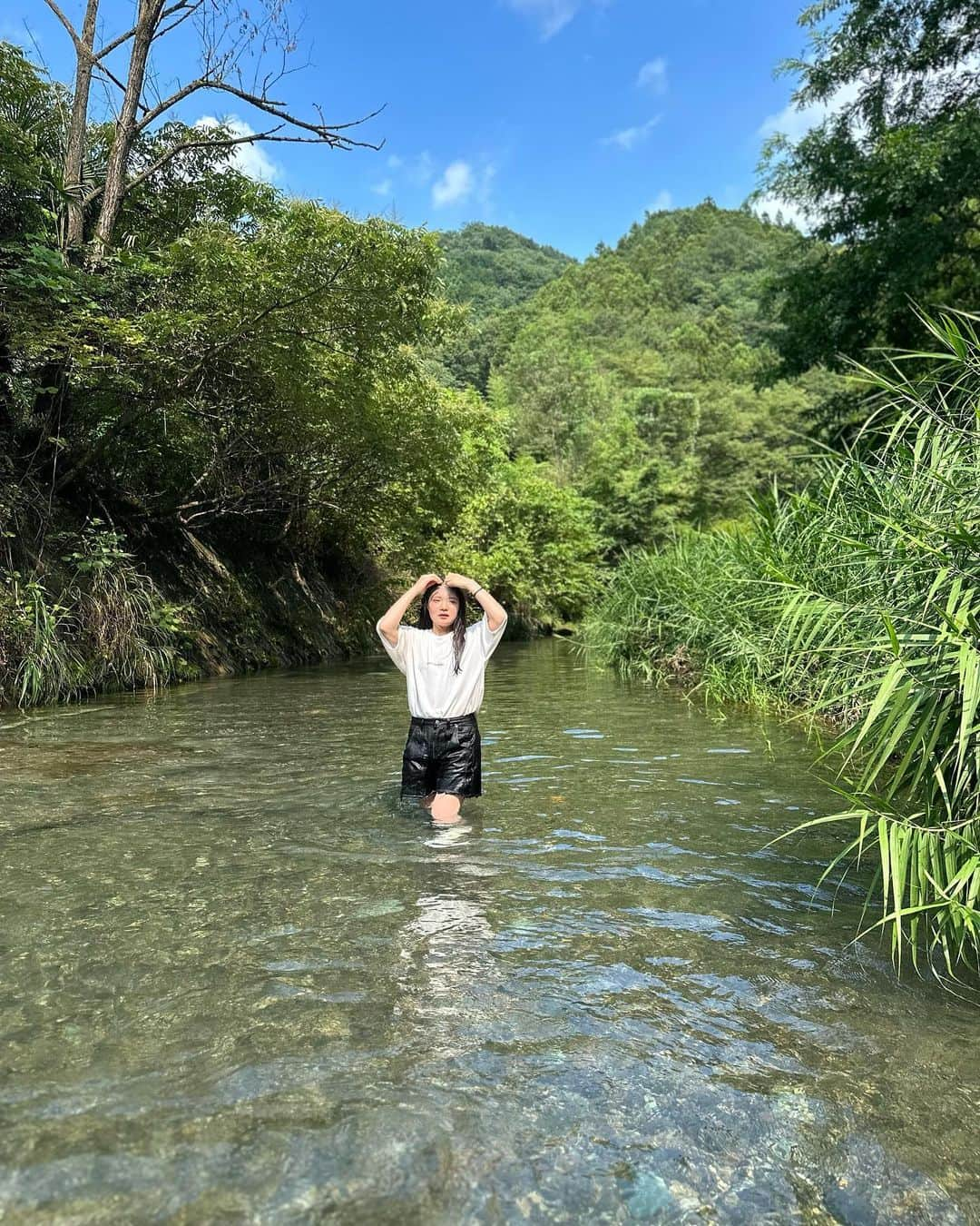 美奈子さんのインスタグラム写真 - (美奈子Instagram)「先日の川遊び。  楽しかった〜  夏の遊び沢山しなきゃー。  。。。まだ夏間に合うよね？笑  #夏 #遊ぶぞ #楽しもう」8月29日 9時08分 - minako_official