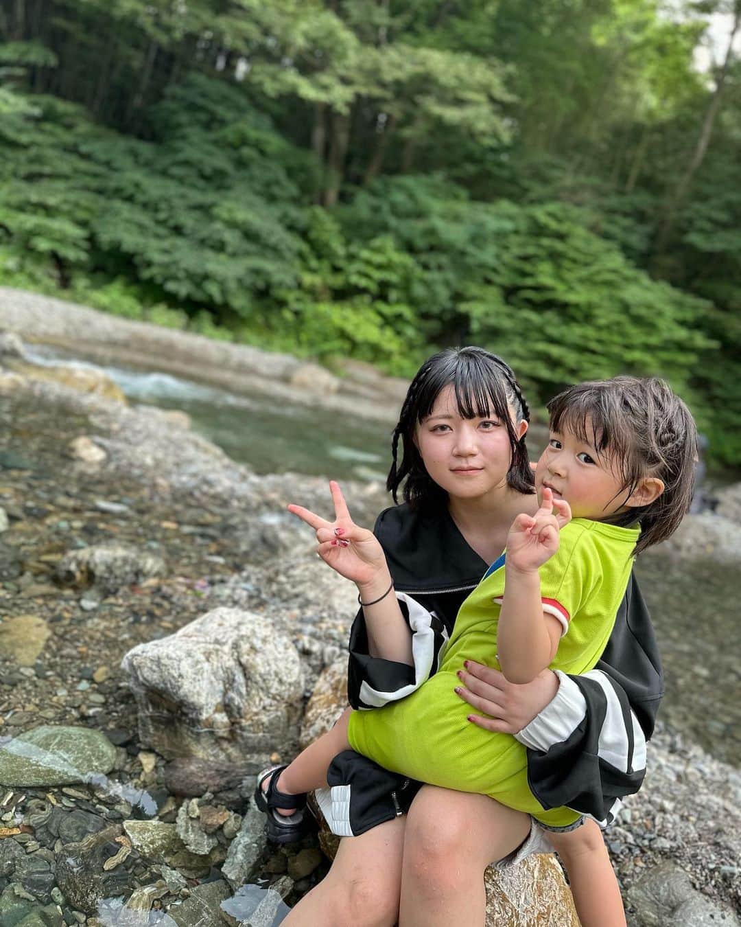美奈子さんのインスタグラム写真 - (美奈子Instagram)「先日の川遊び。  楽しかった〜  夏の遊び沢山しなきゃー。  。。。まだ夏間に合うよね？笑  #夏 #遊ぶぞ #楽しもう」8月29日 9時08分 - minako_official