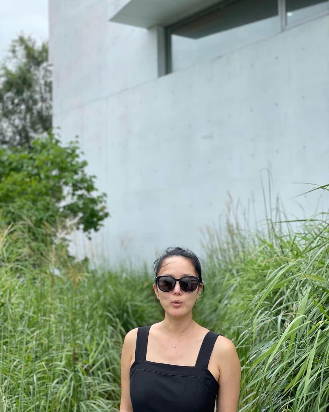 のインスタグラム：「우중충한 날씨가 계속 되는데 가운데 한가지 좋은 소식은 더위가 싹 가셔  어젯밤은 산책하는데  살짝 춥더라는 것이다.   #더위잘가👋」