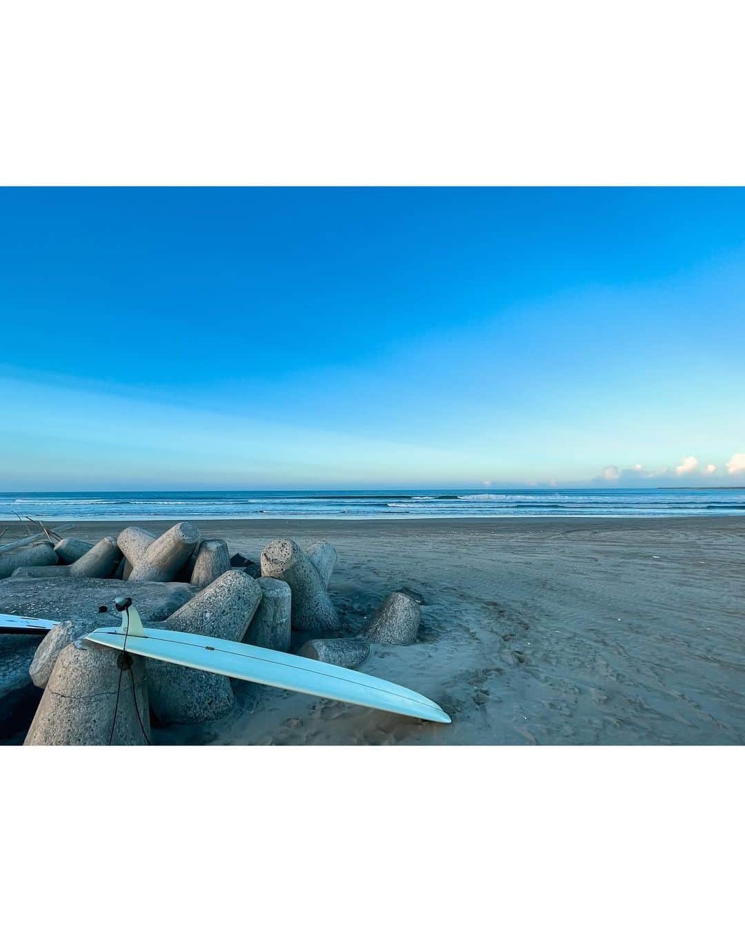 土井地恵理子さんのインスタグラム写真 - (土井地恵理子Instagram)「夕波surfの日  難しい波の日は 見てまた勉強。  波良くないから人もいない。 のんびり過ごして それはそれでいい日◡̈ そんな夏の日  #surf #surfin #wave  #サーフィン #サーフィン女子 #夕波」8月29日 9時18分 - ericodoiji